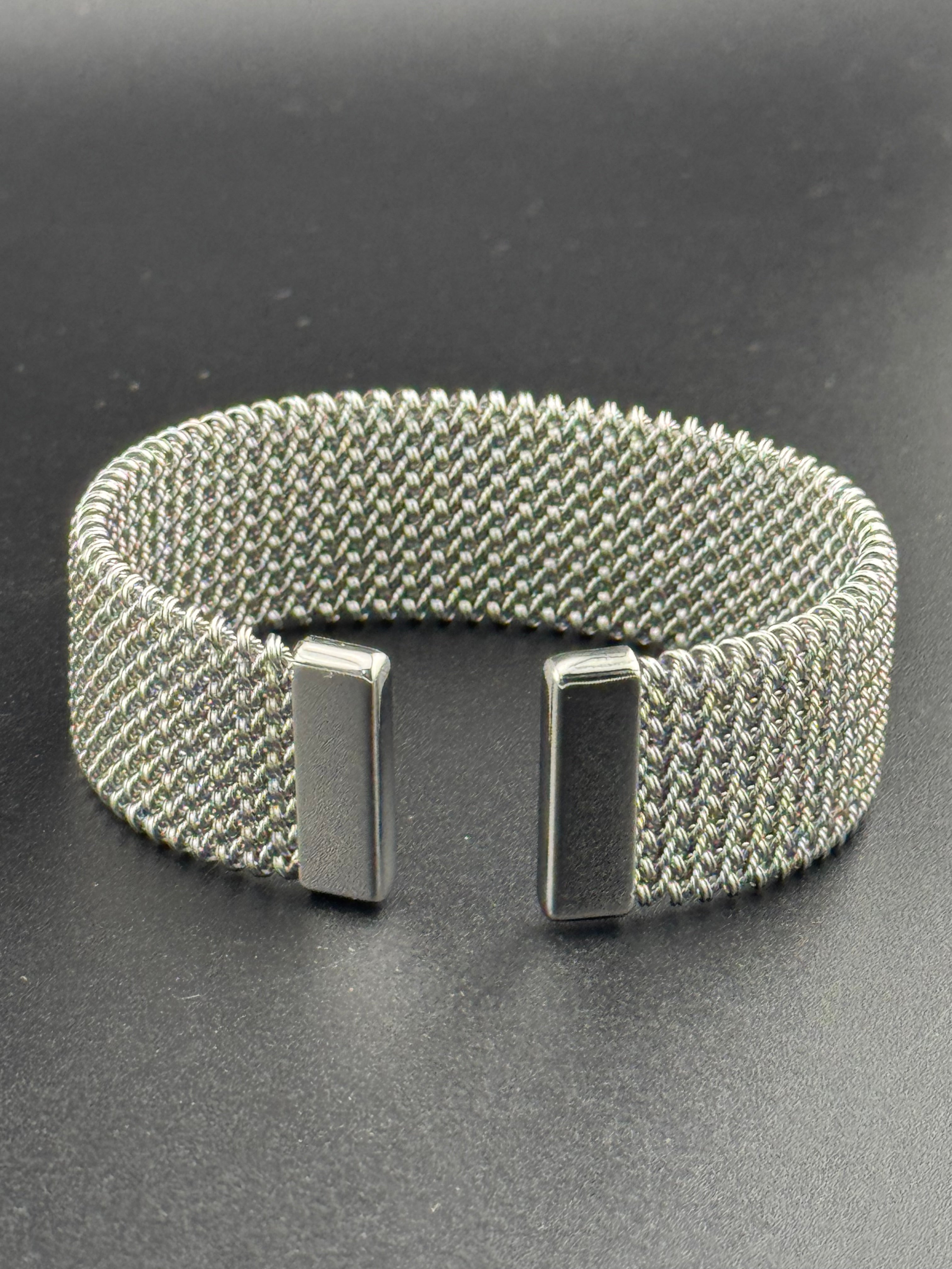 Wide gold toned mesh link open bangle bracelet vintage style