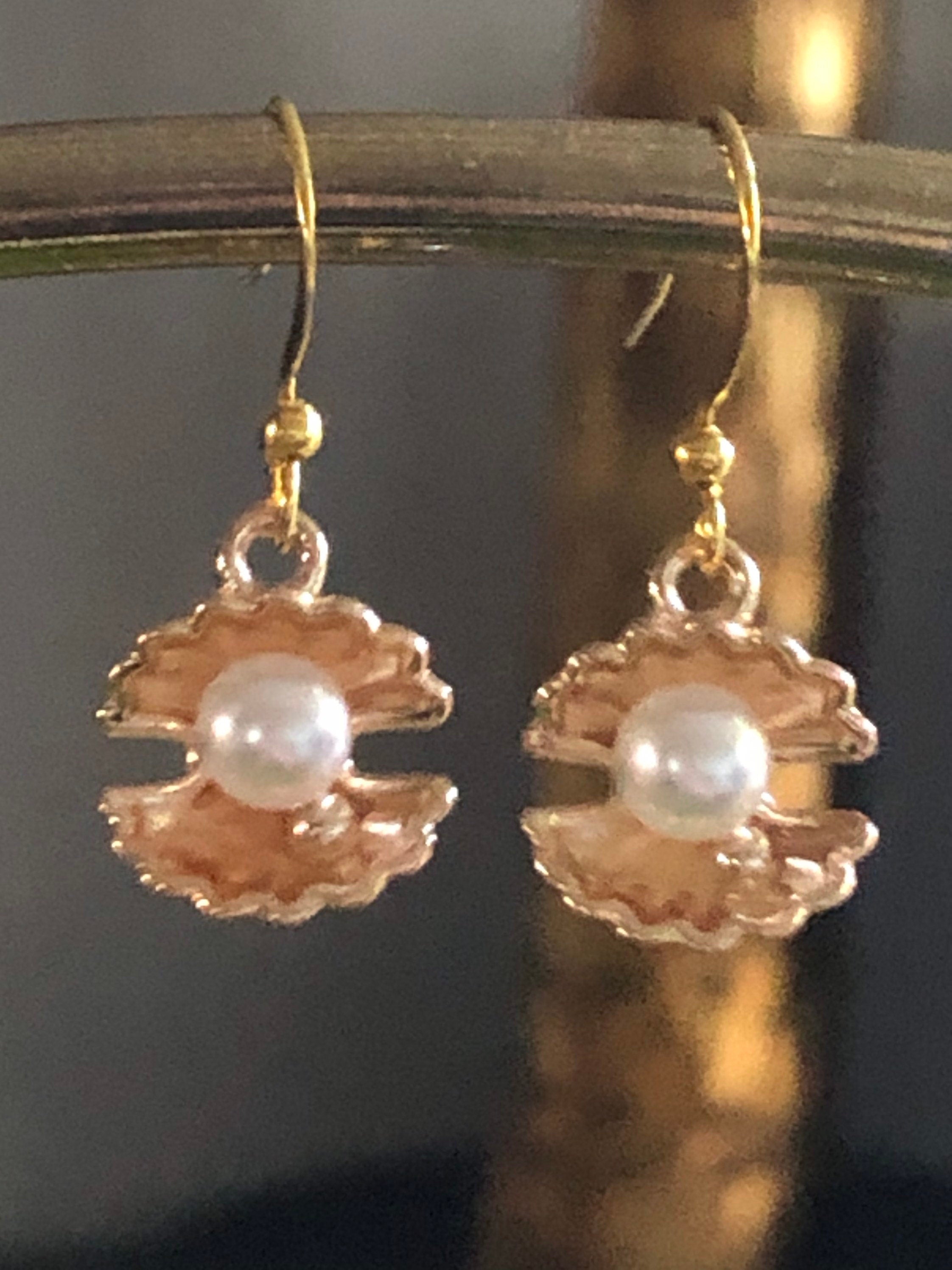 Seaside shell with faux pearl gold tone small drop earrings pierced ears