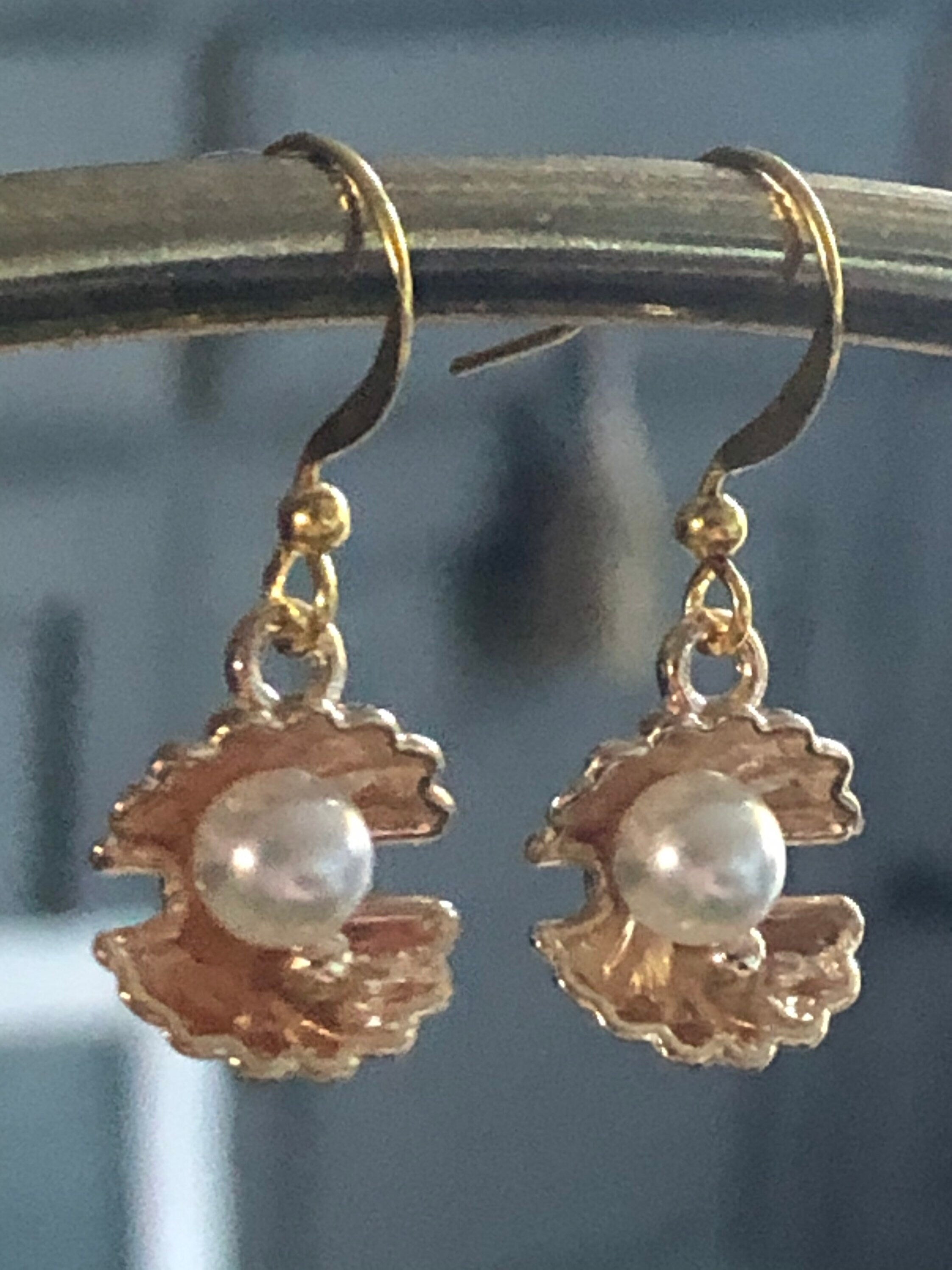 Seaside shell with faux pearl gold tone small drop earrings pierced ears