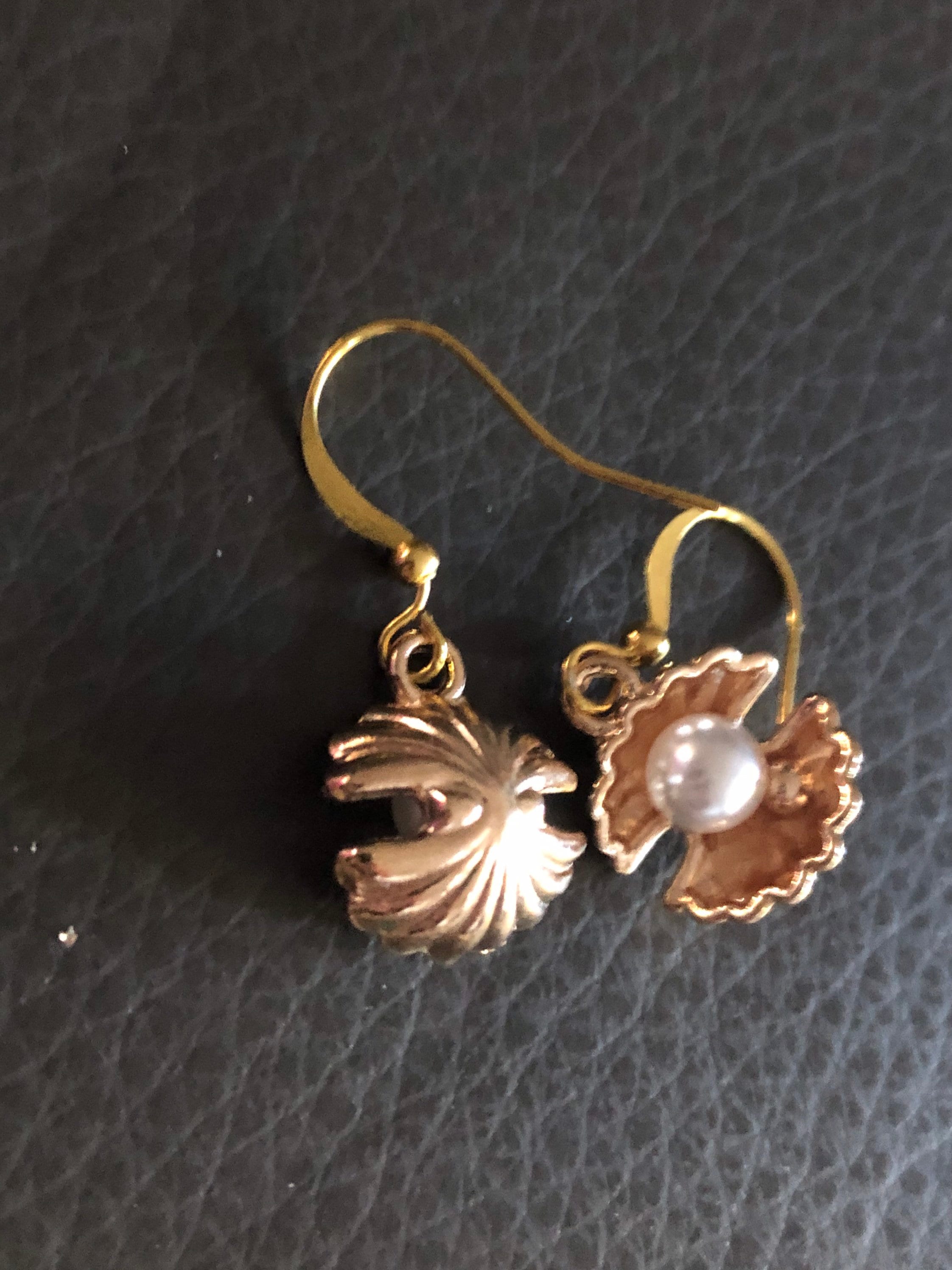 Seaside shell with faux pearl gold tone small drop earrings pierced ears