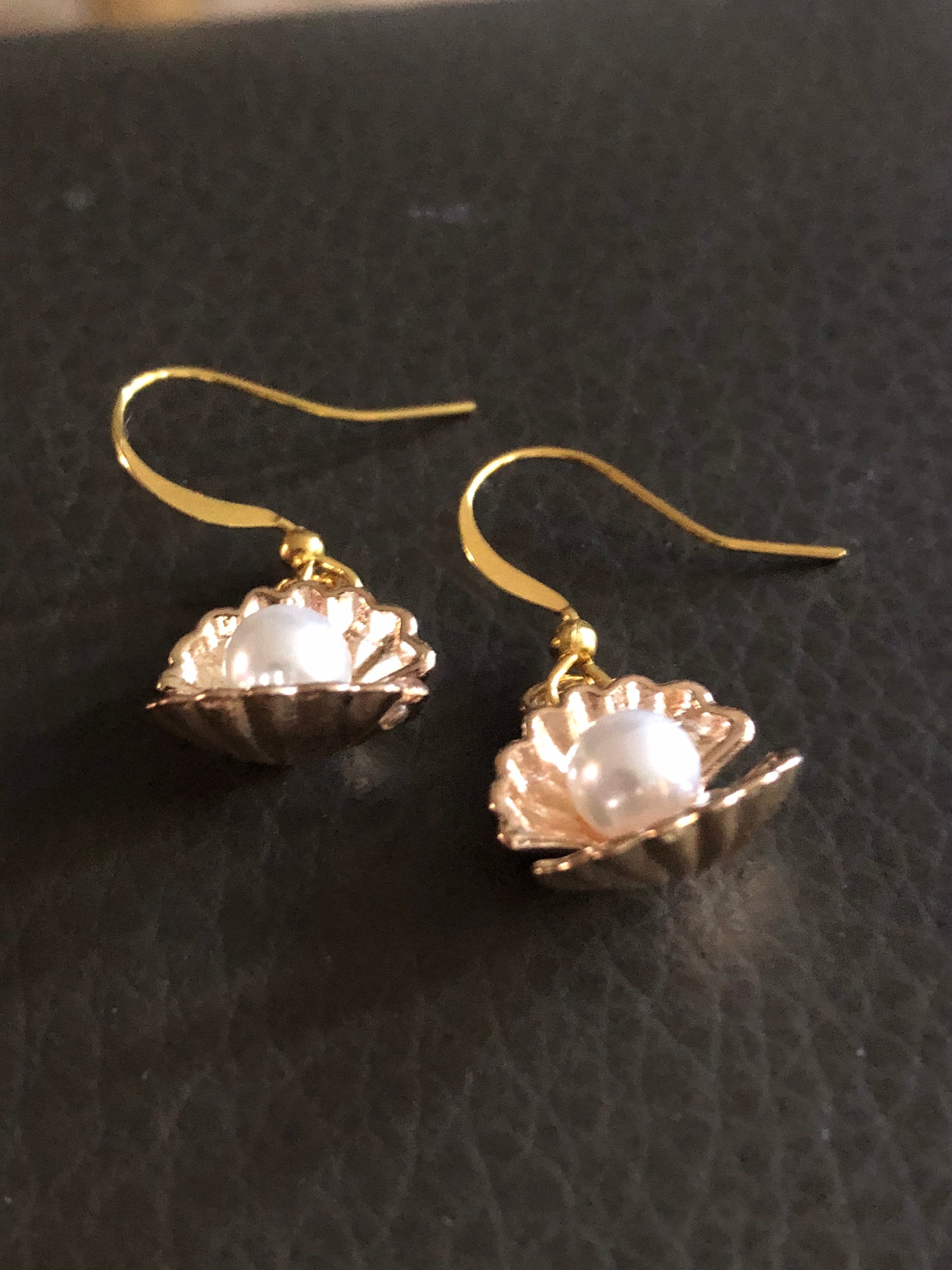 Seaside shell with faux pearl gold tone small drop earrings pierced ears