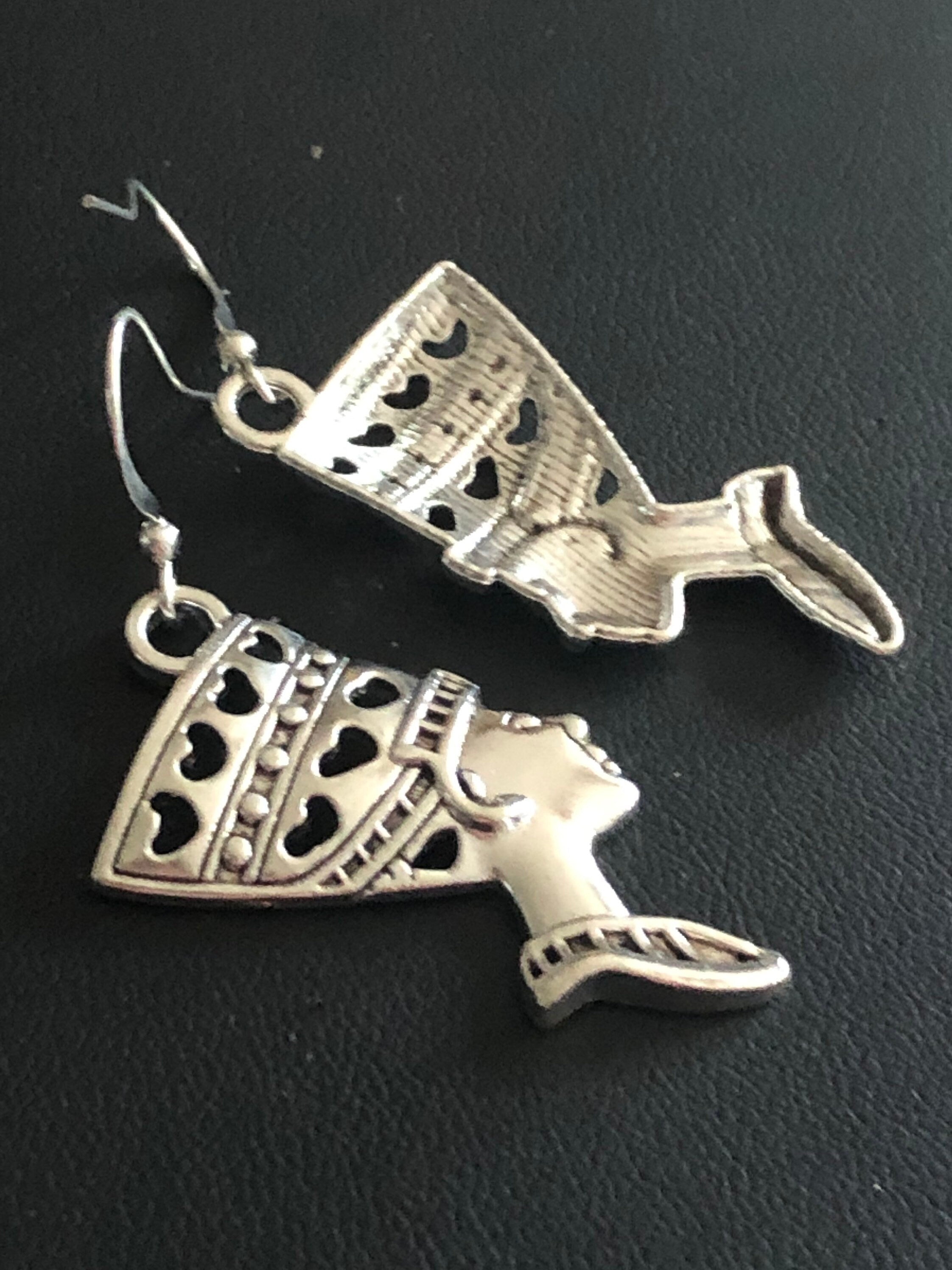 Silver tone Egyptian revival style queen Nefertiti 5cm drop earrings