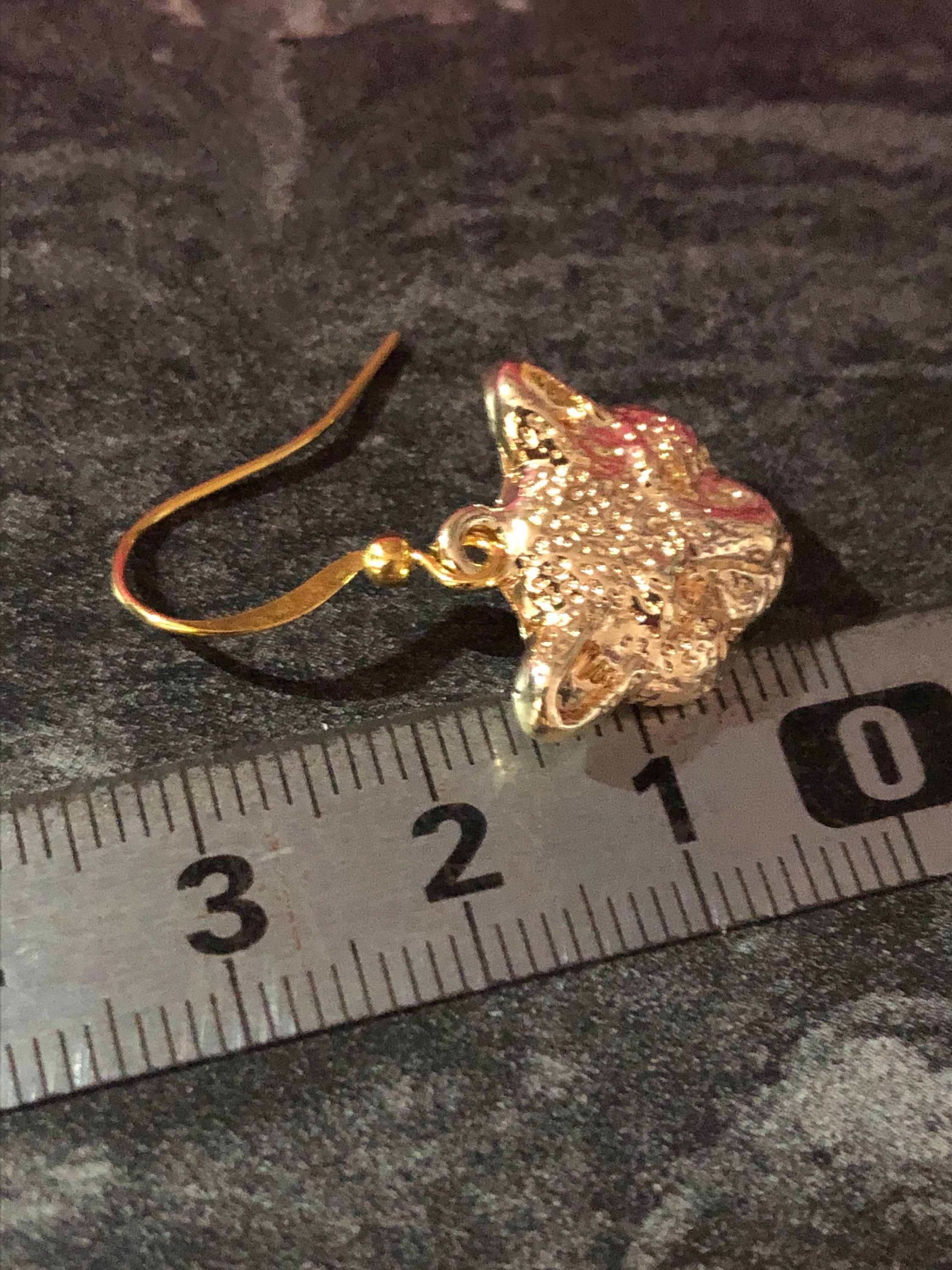 leopard panther cat dangly drop earrings gold tone