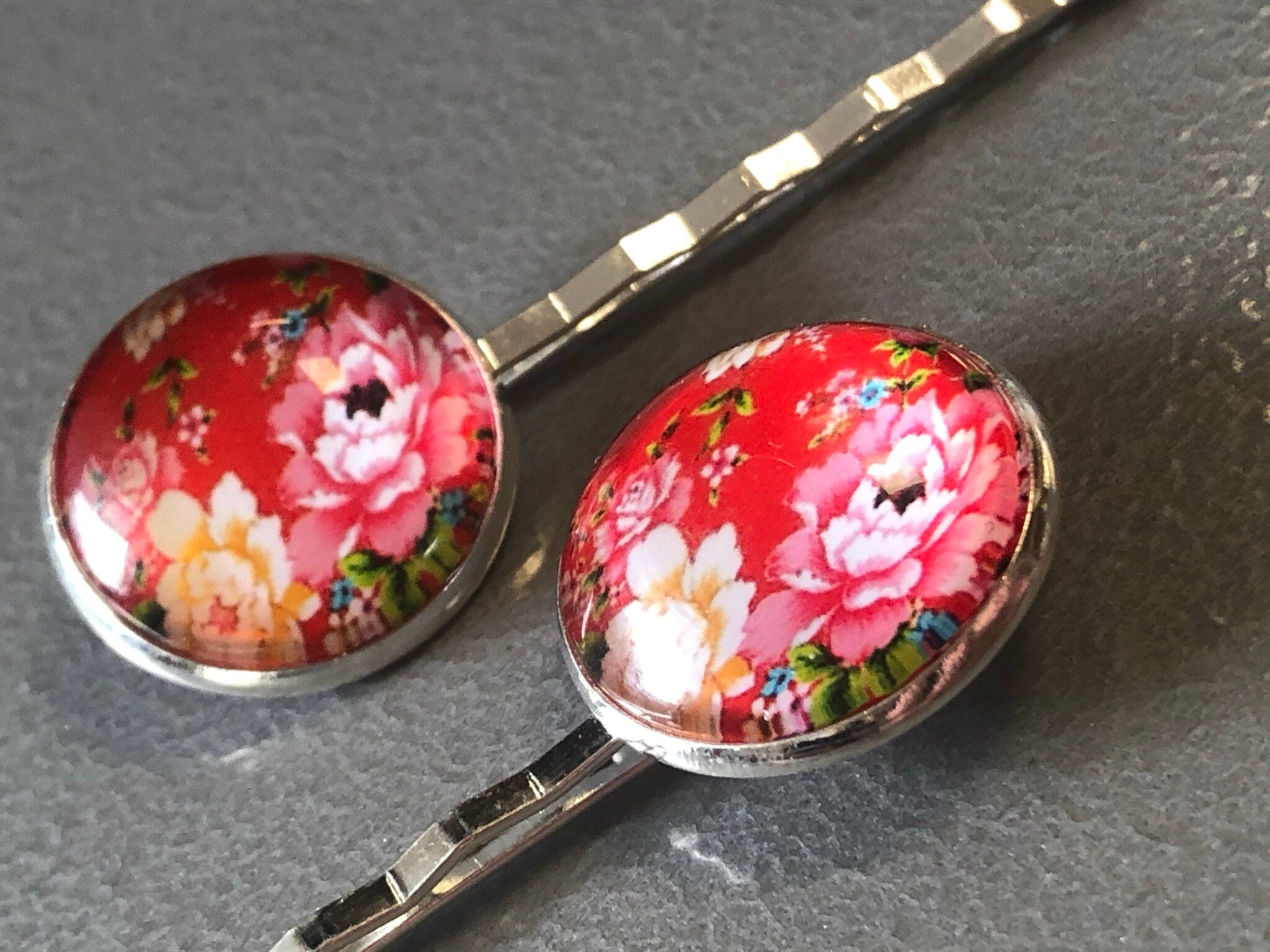 pair of red ditsy floral roses hair clips silver tone