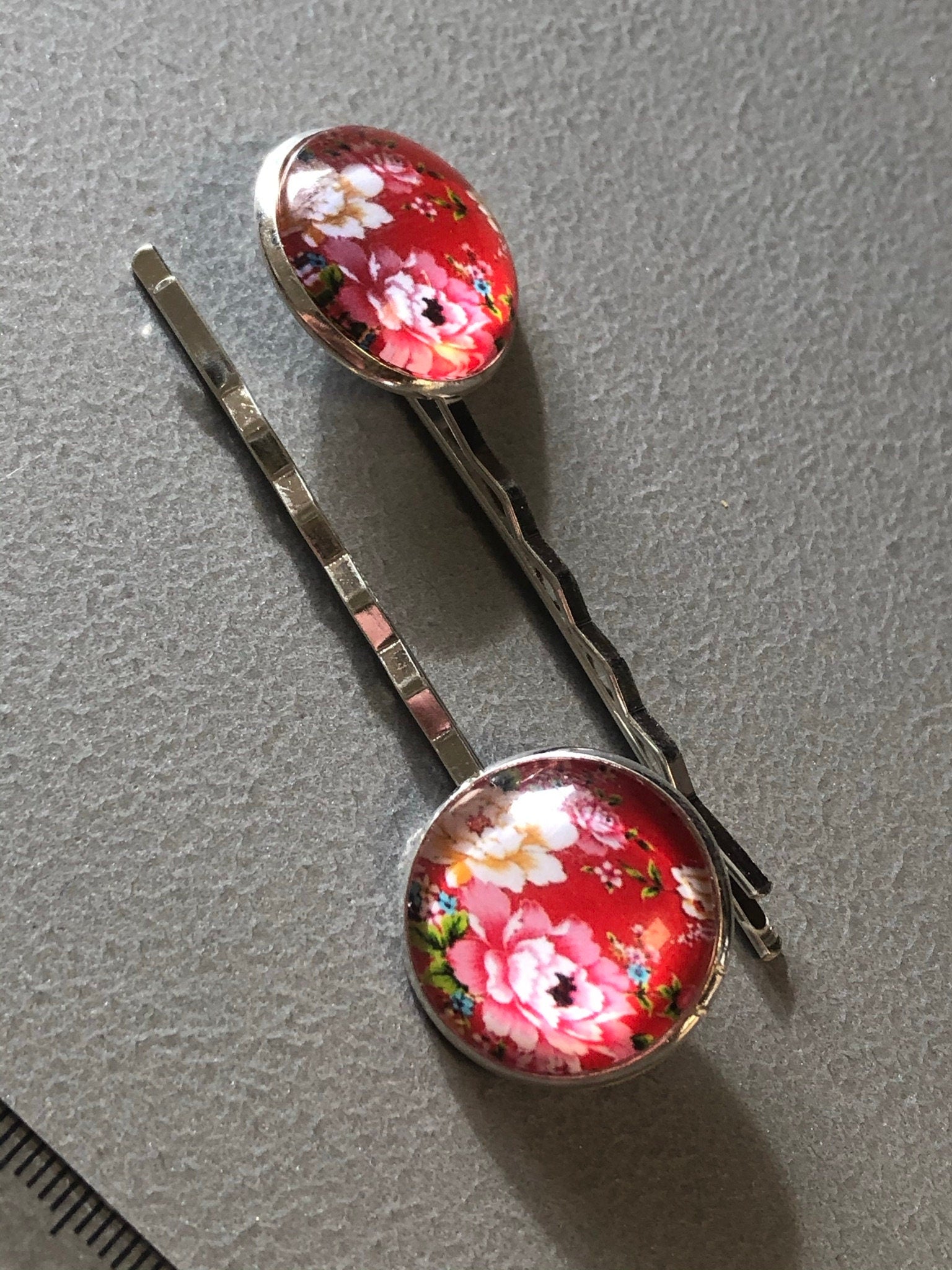 pair of red ditsy floral roses hair clips silver tone