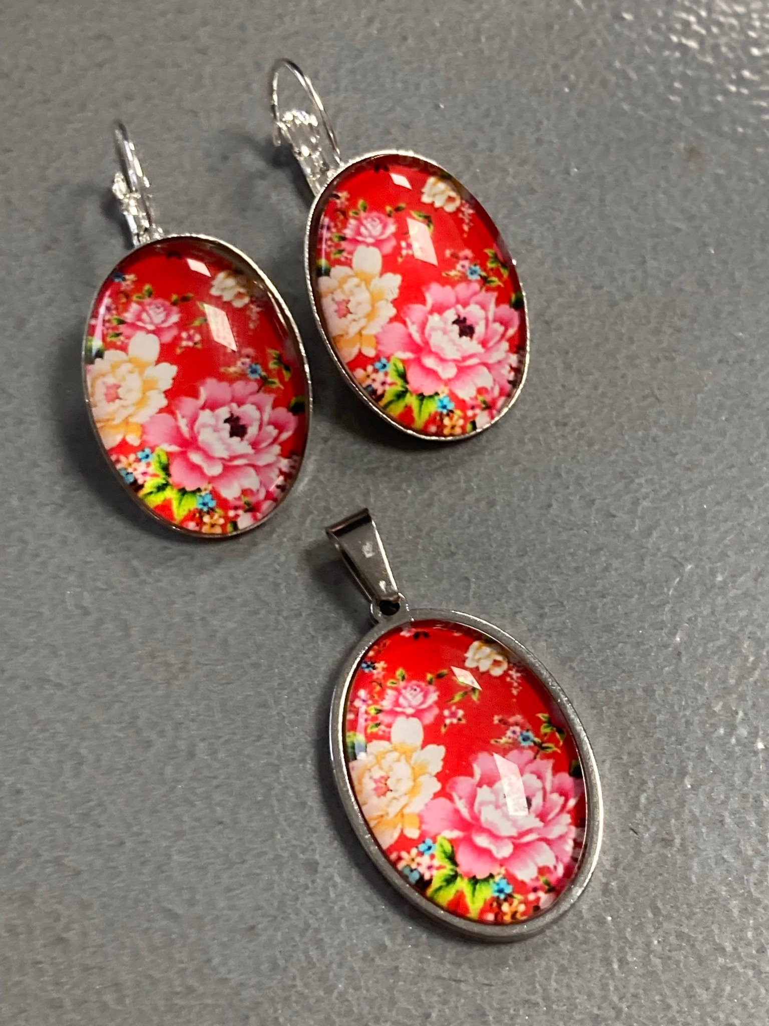 Red Pink roses flowers oval glass cabochon floral earrings gold tone