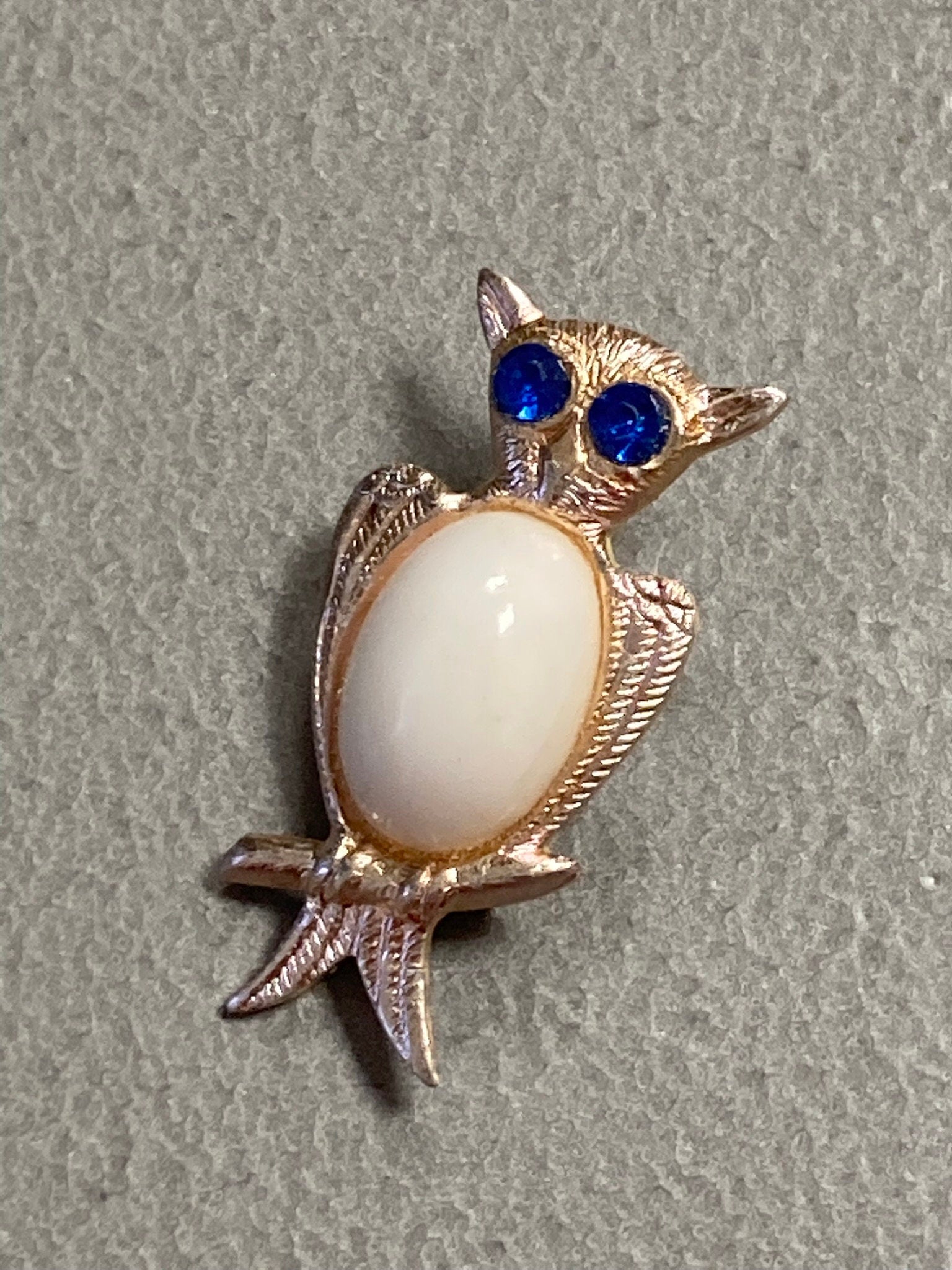 tiny Signed HONG KONG Vintage lightweight metal gold tone OWL jelly belly Brooch