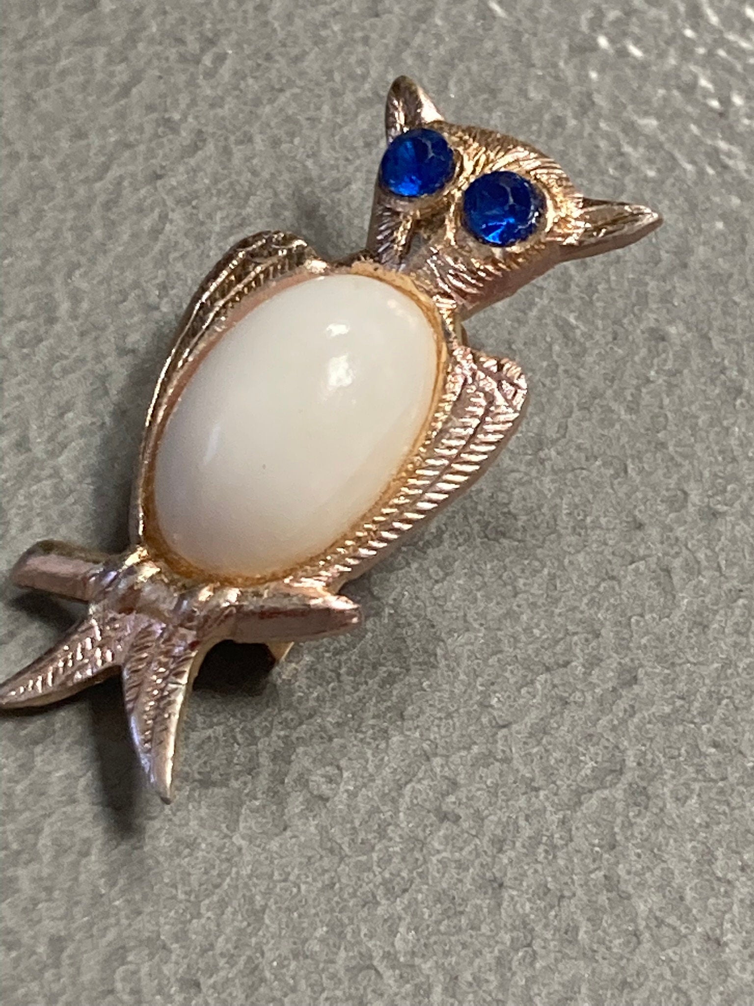 tiny Signed HONG KONG Vintage lightweight metal gold tone OWL jelly belly Brooch