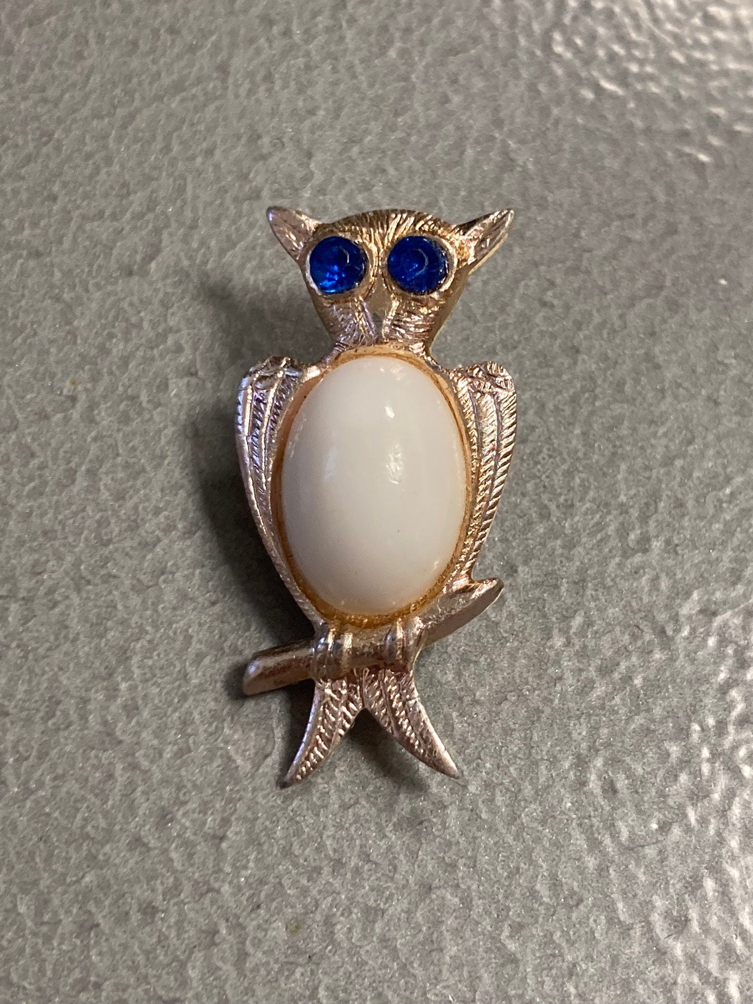 tiny Signed HONG KONG Vintage lightweight metal gold tone OWL jelly belly Brooch