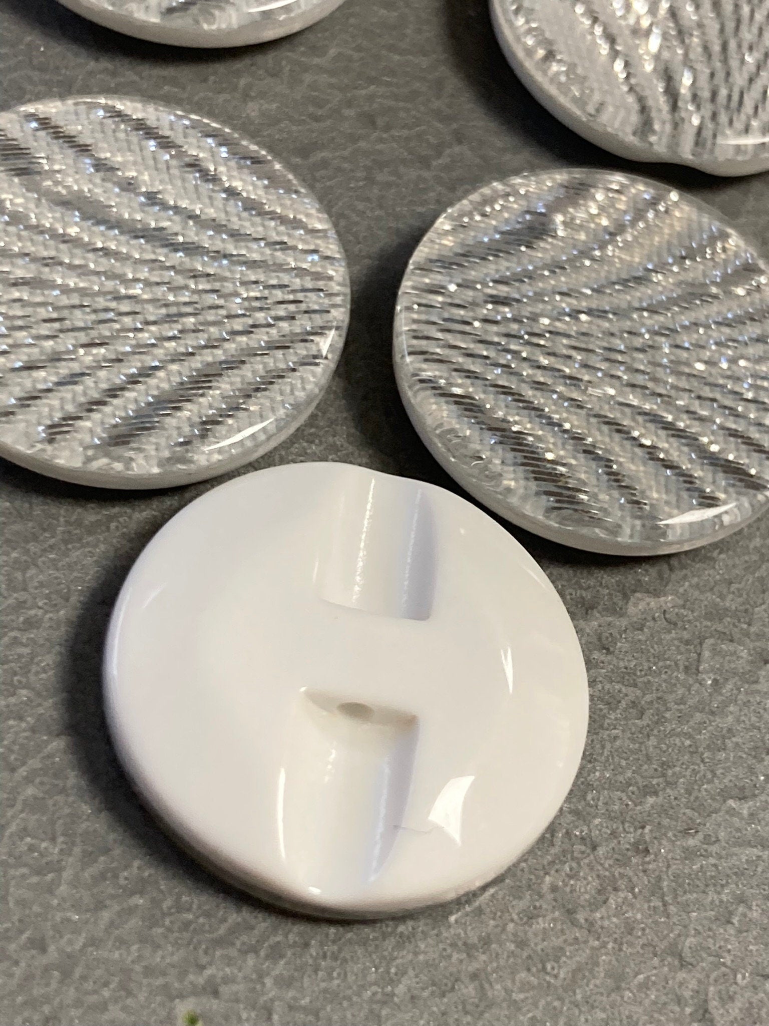 Set of 10 x 22mm plastic silver glittery buttons