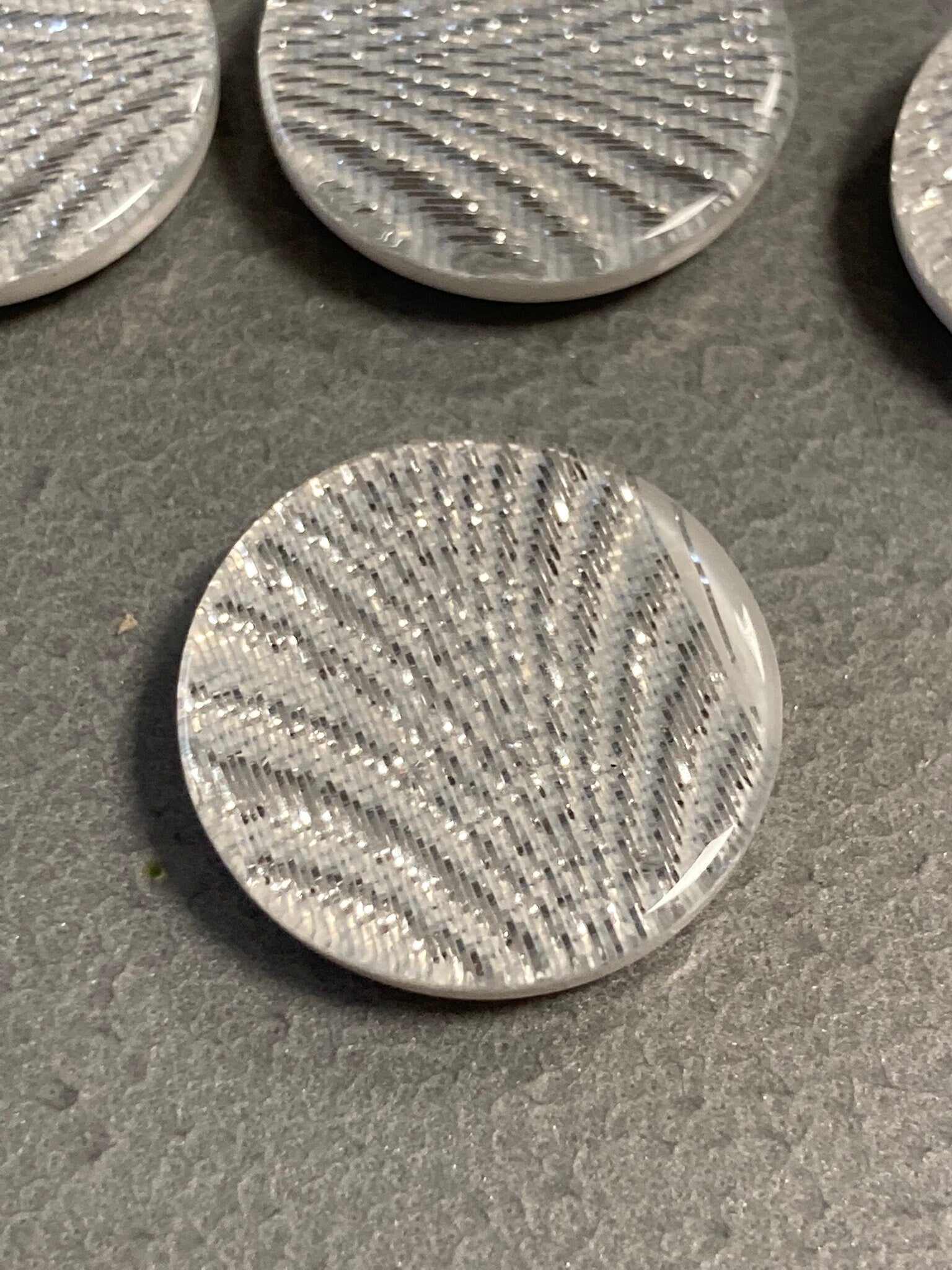 Set of 10 x 22mm plastic silver glittery buttons