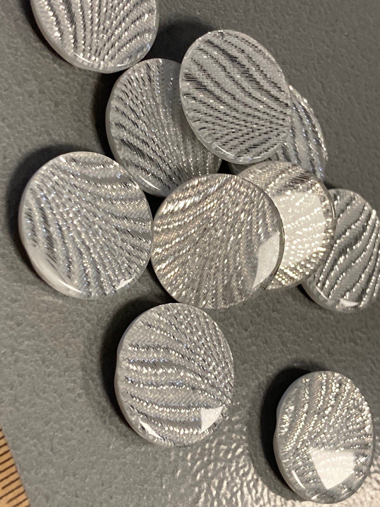 Set of 10 x 22mm plastic silver glittery buttons