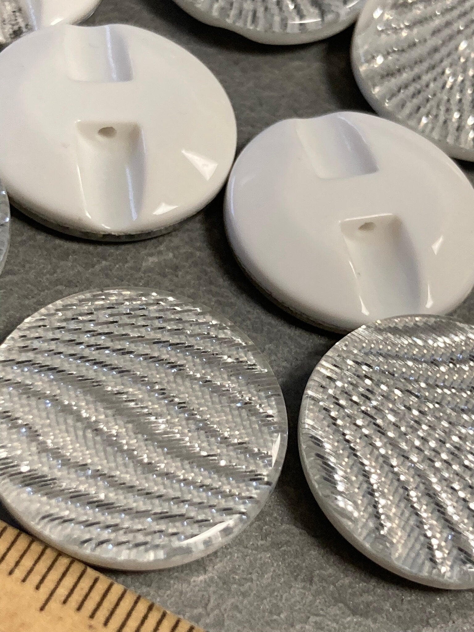 Set of 10 x 22mm plastic silver glittery buttons