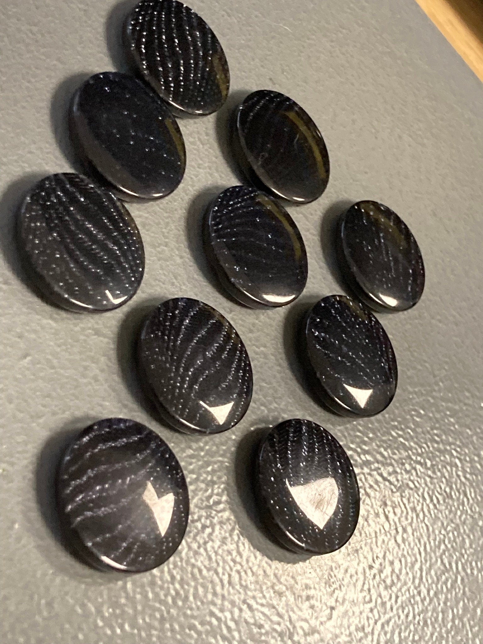 Set of 10 x 21mm plastic BLACK textured buttons silver glittery