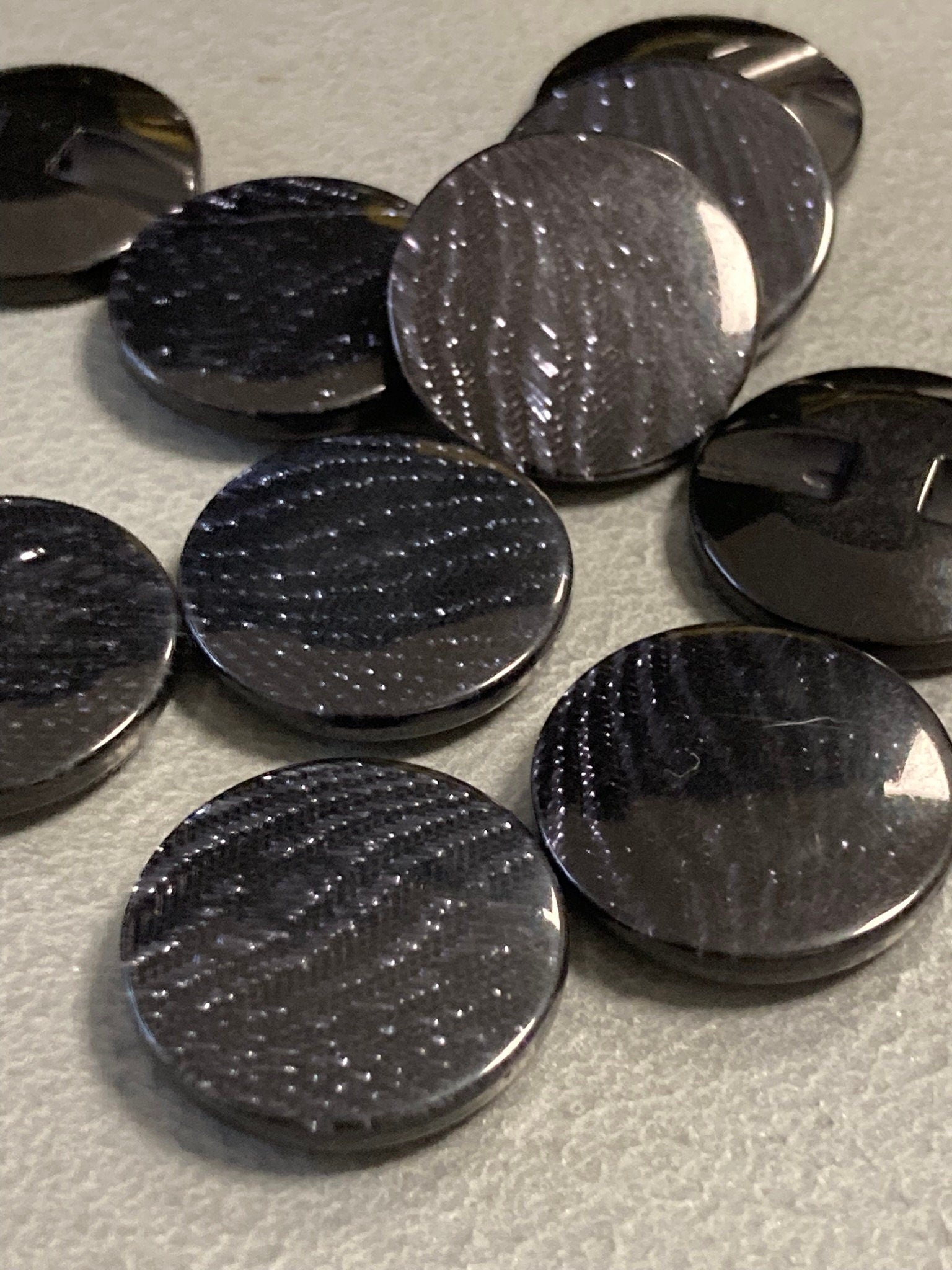 Set of 10 x 21mm plastic BLACK textured buttons silver glittery