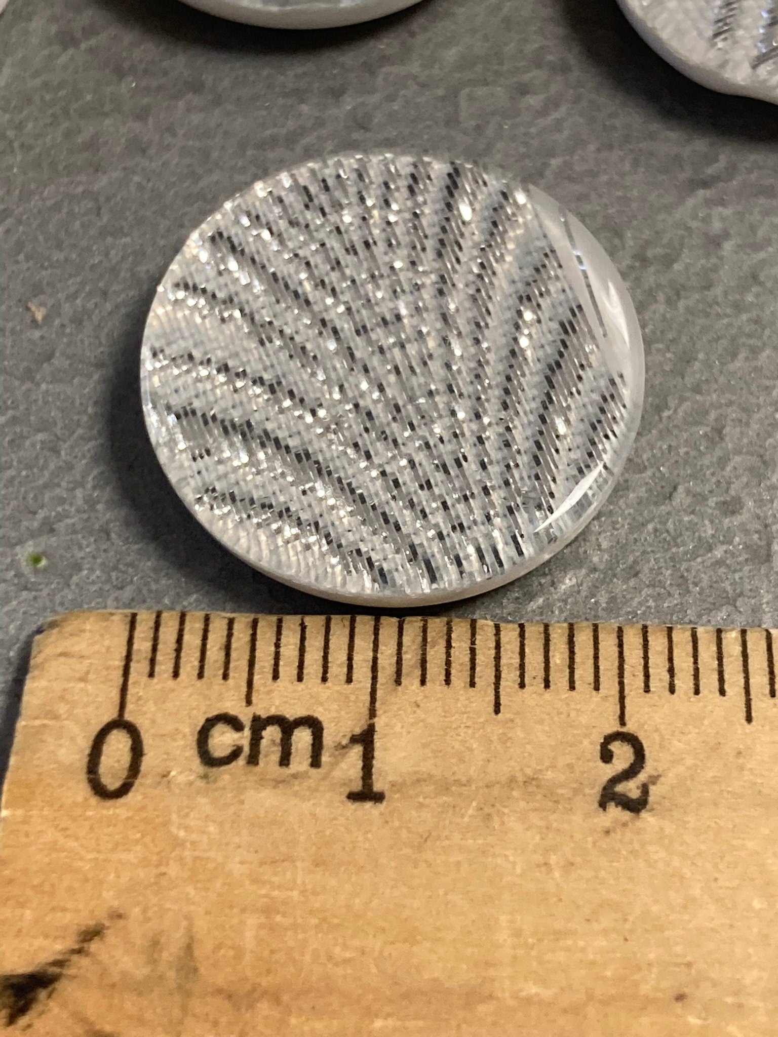 Set of 10 x 22mm plastic silver glittery buttons