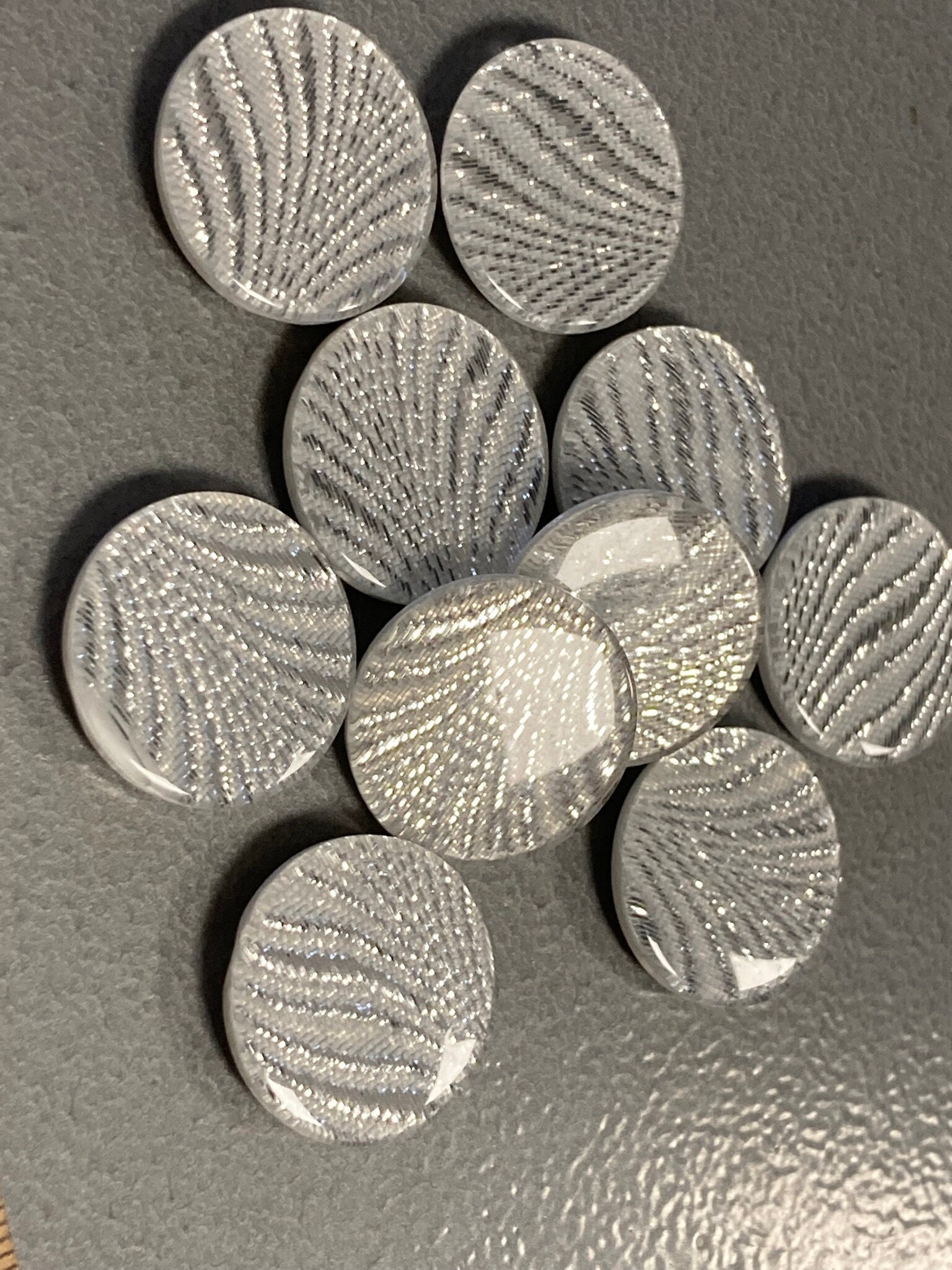 Set of 10 x 22mm plastic silver glittery buttons