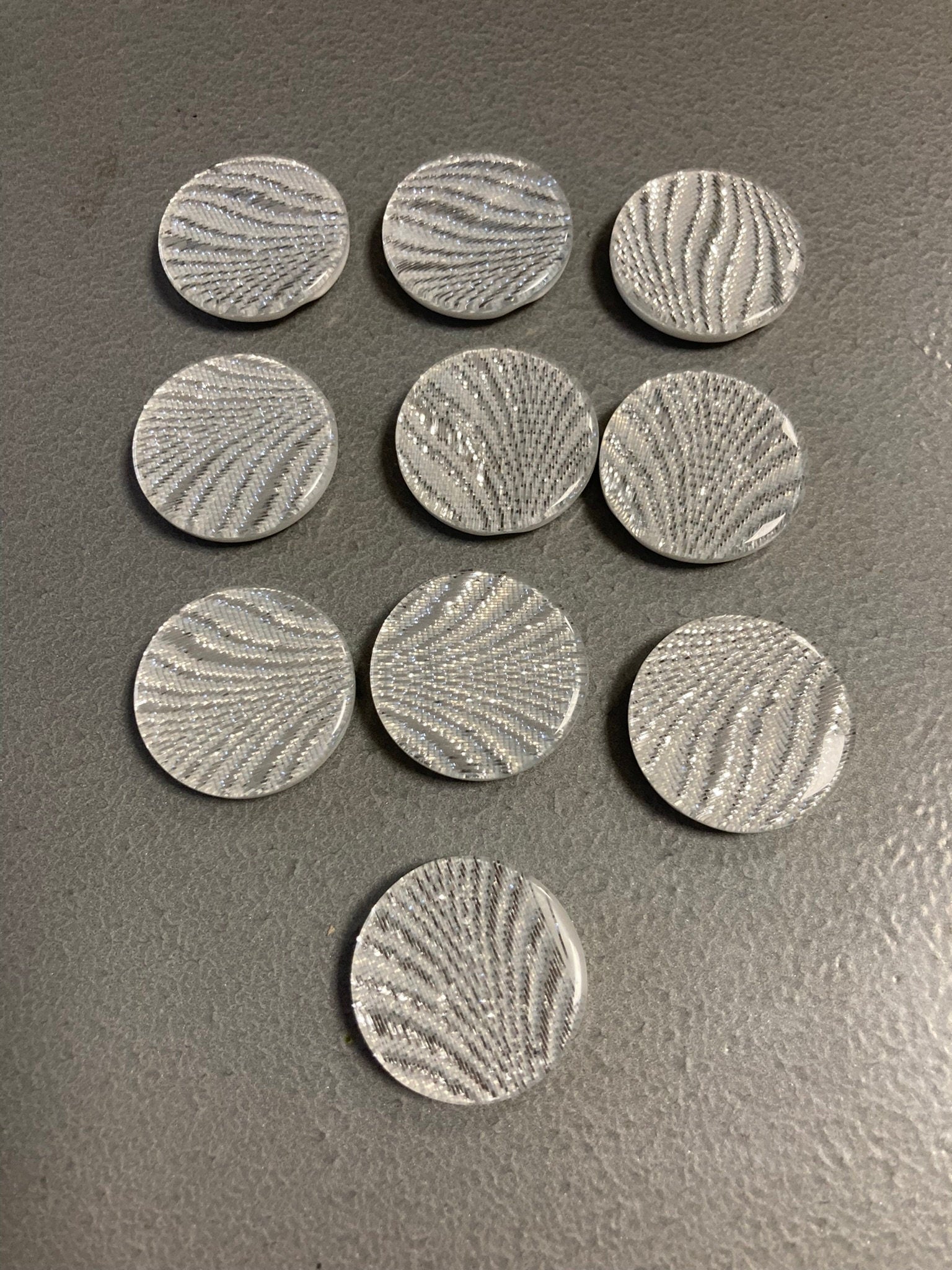 Set of 10 x 22mm plastic silver glittery buttons