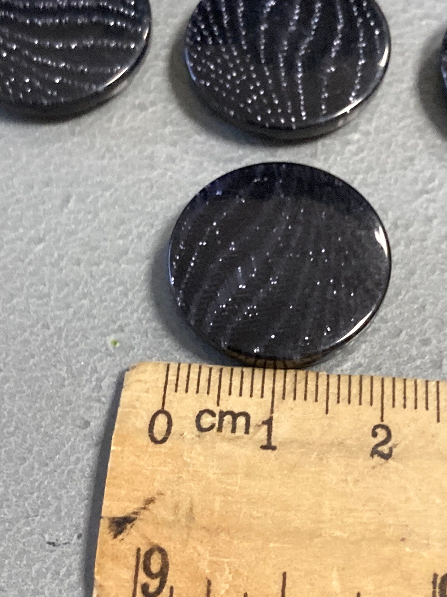 Set of 10 x 21mm plastic BLACK textured buttons silver glittery