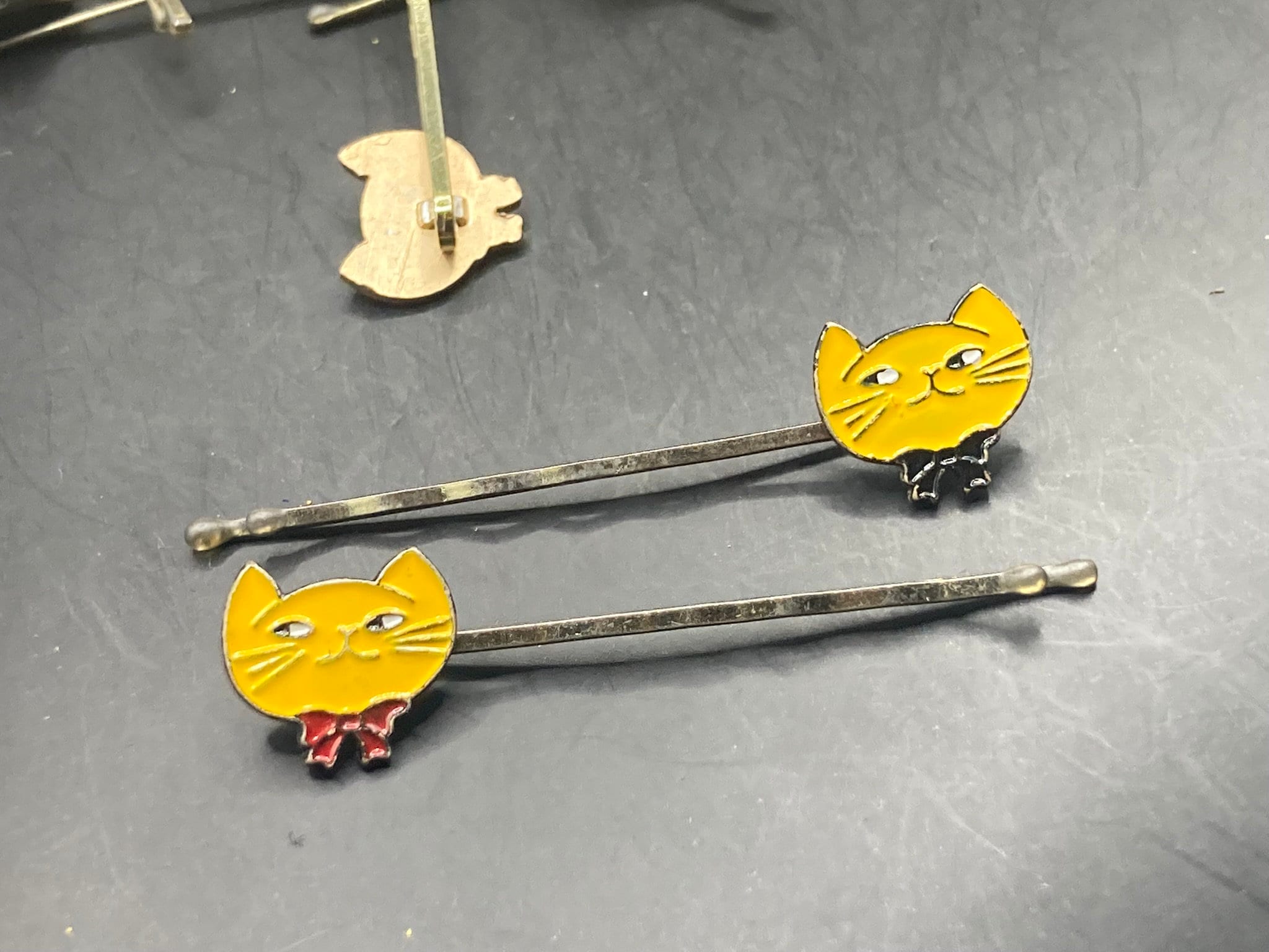 Pair yellow enamel cat girls hair slides
