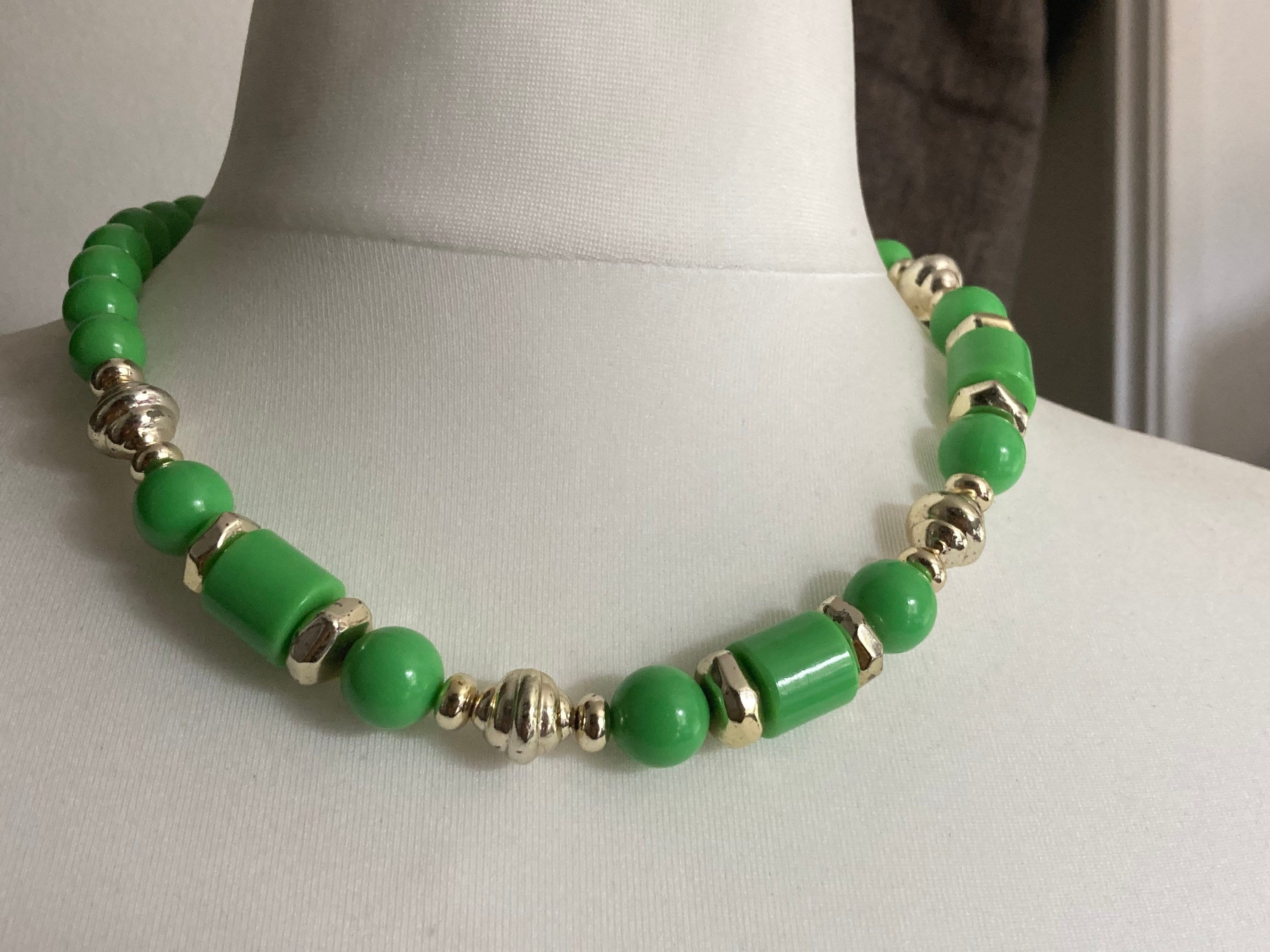Vintage retro bright green and gold plastic beaded necklace 52cm long