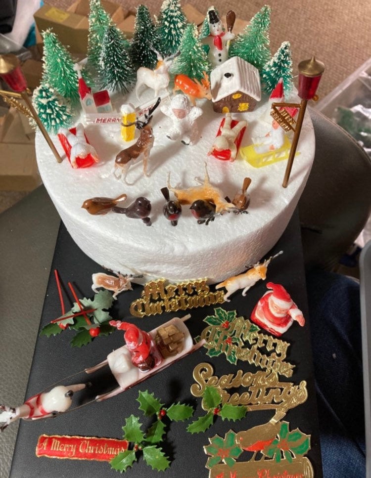 Vintage MERRY CHRISTMAS gold plastic stand up cake topper