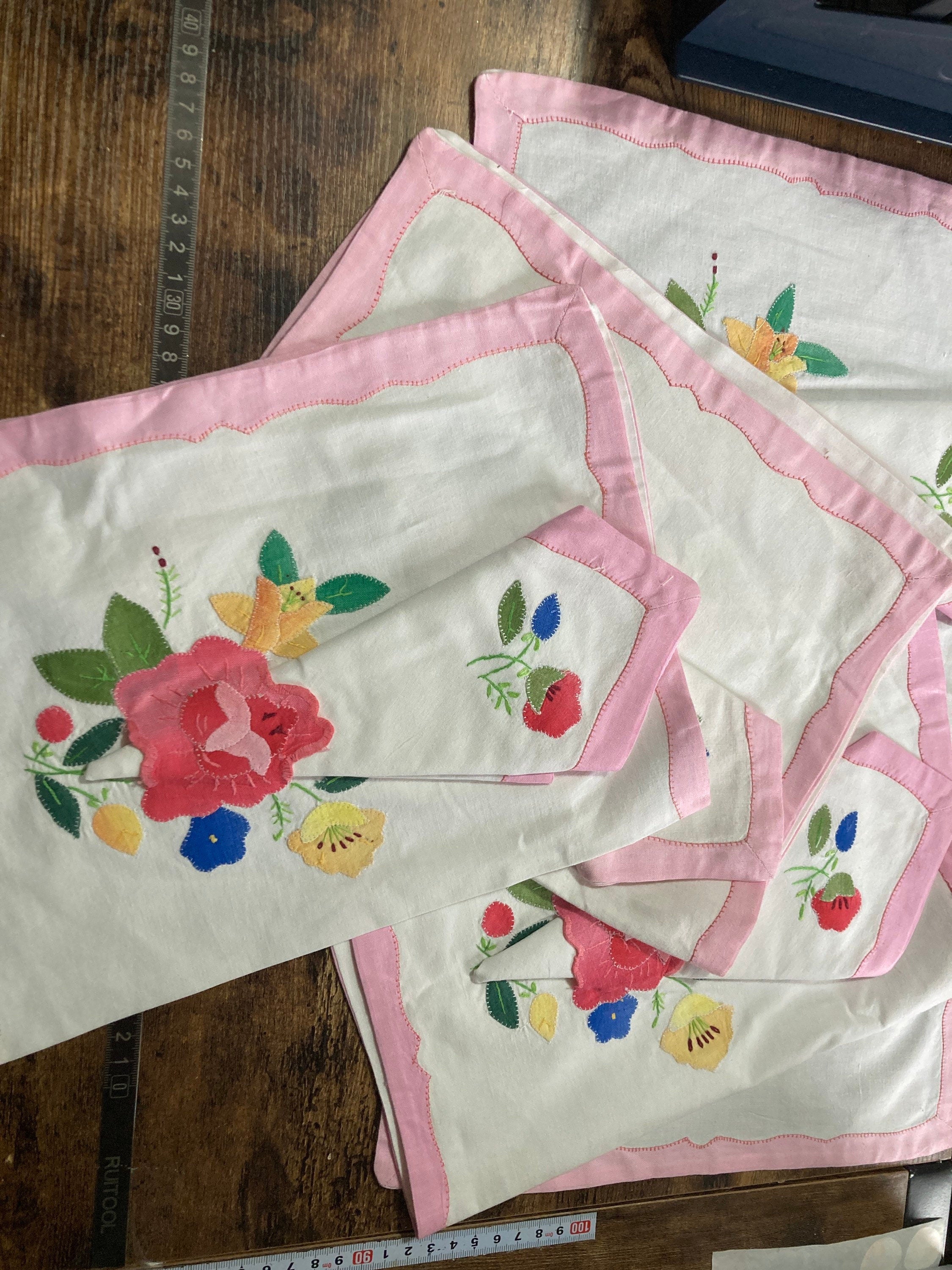 Set of 4 place mats with matching 4 appliqué floral napkins