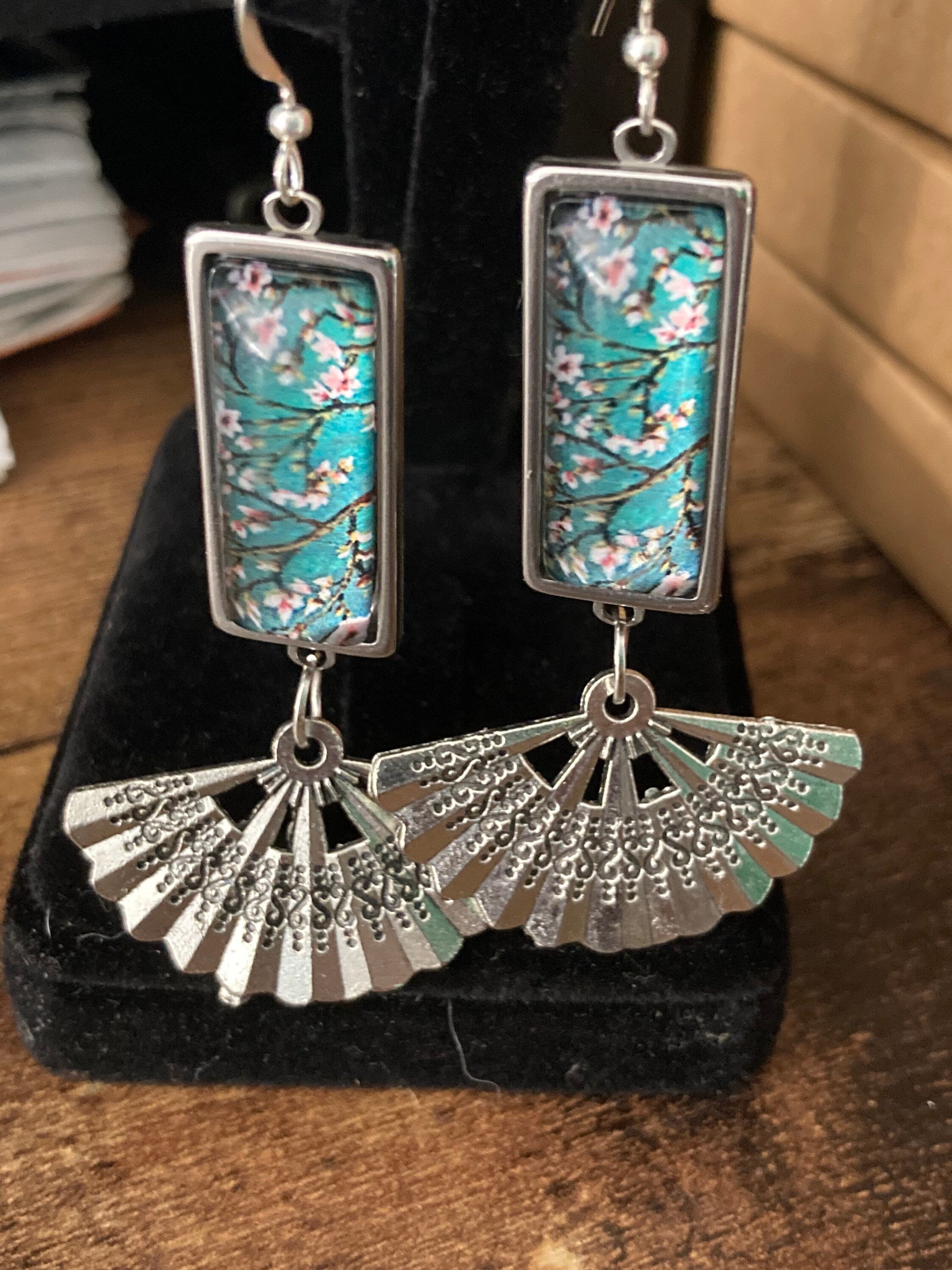 Japanese cherry blossom hand fan dangly earrings silver tone green white