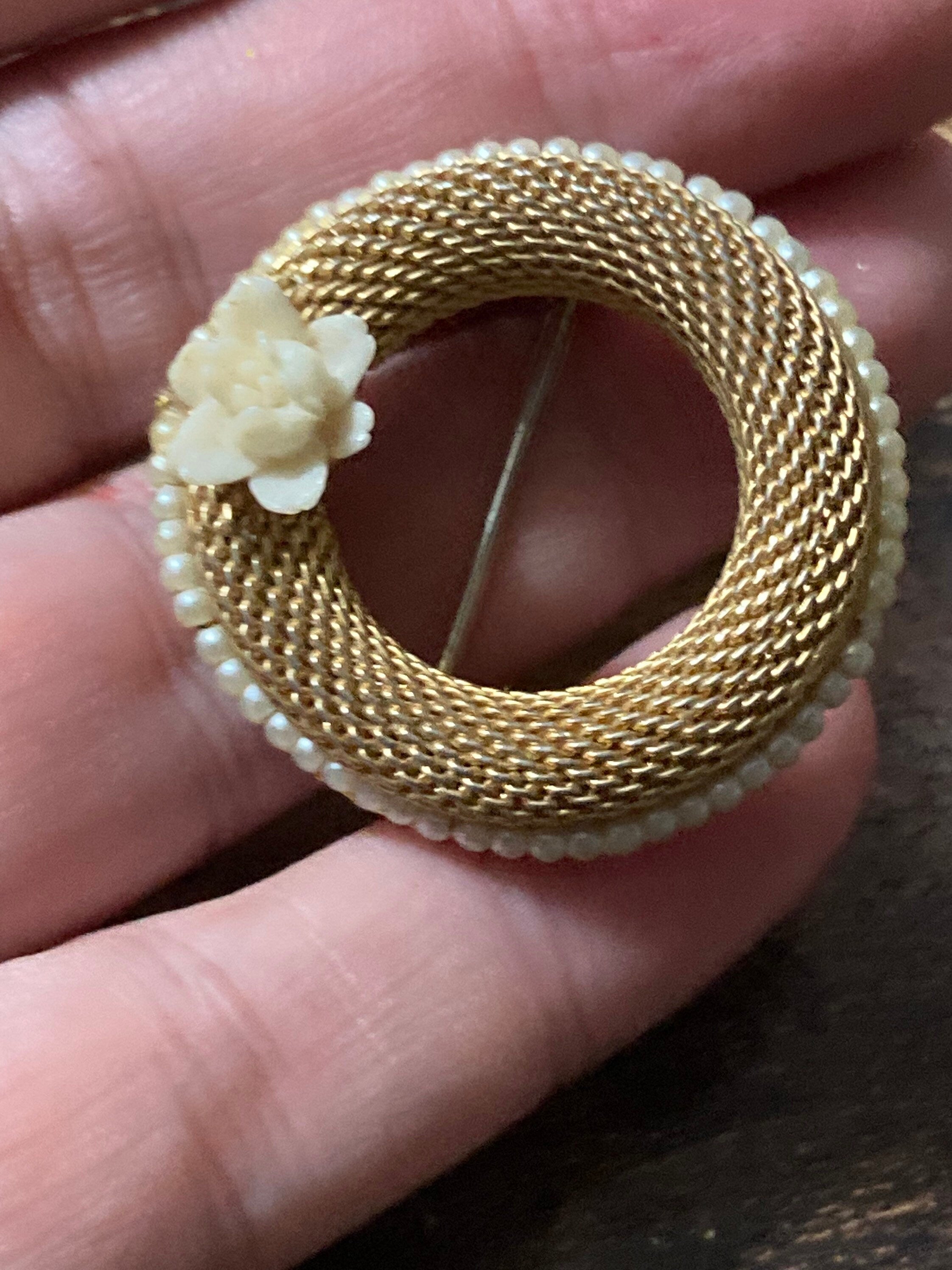 round mesh with white flower brooch 3.5cm 1970s