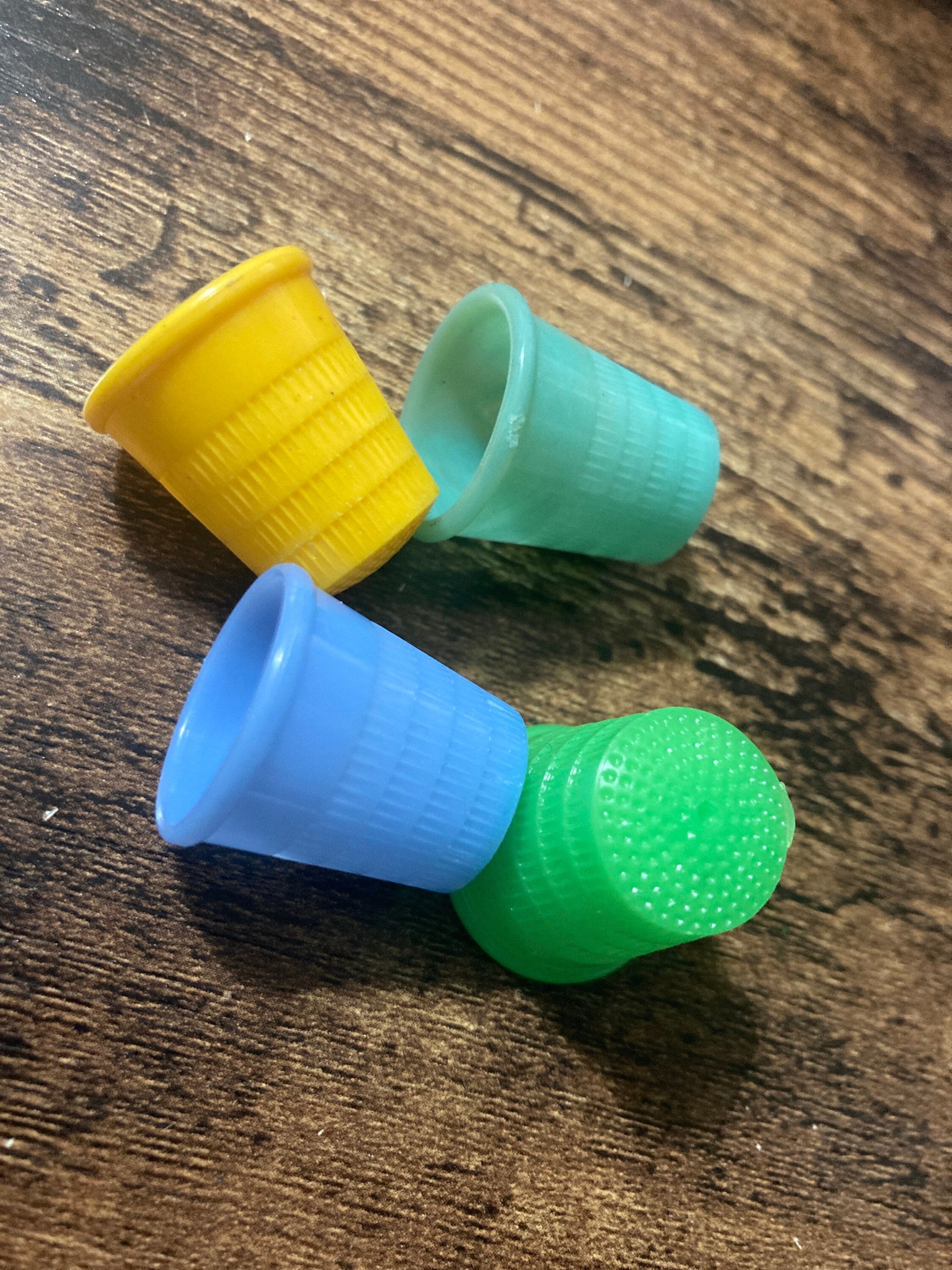 set of 4 Art Deco galalith early plastic coloured sewing thimbles Size M Medium
