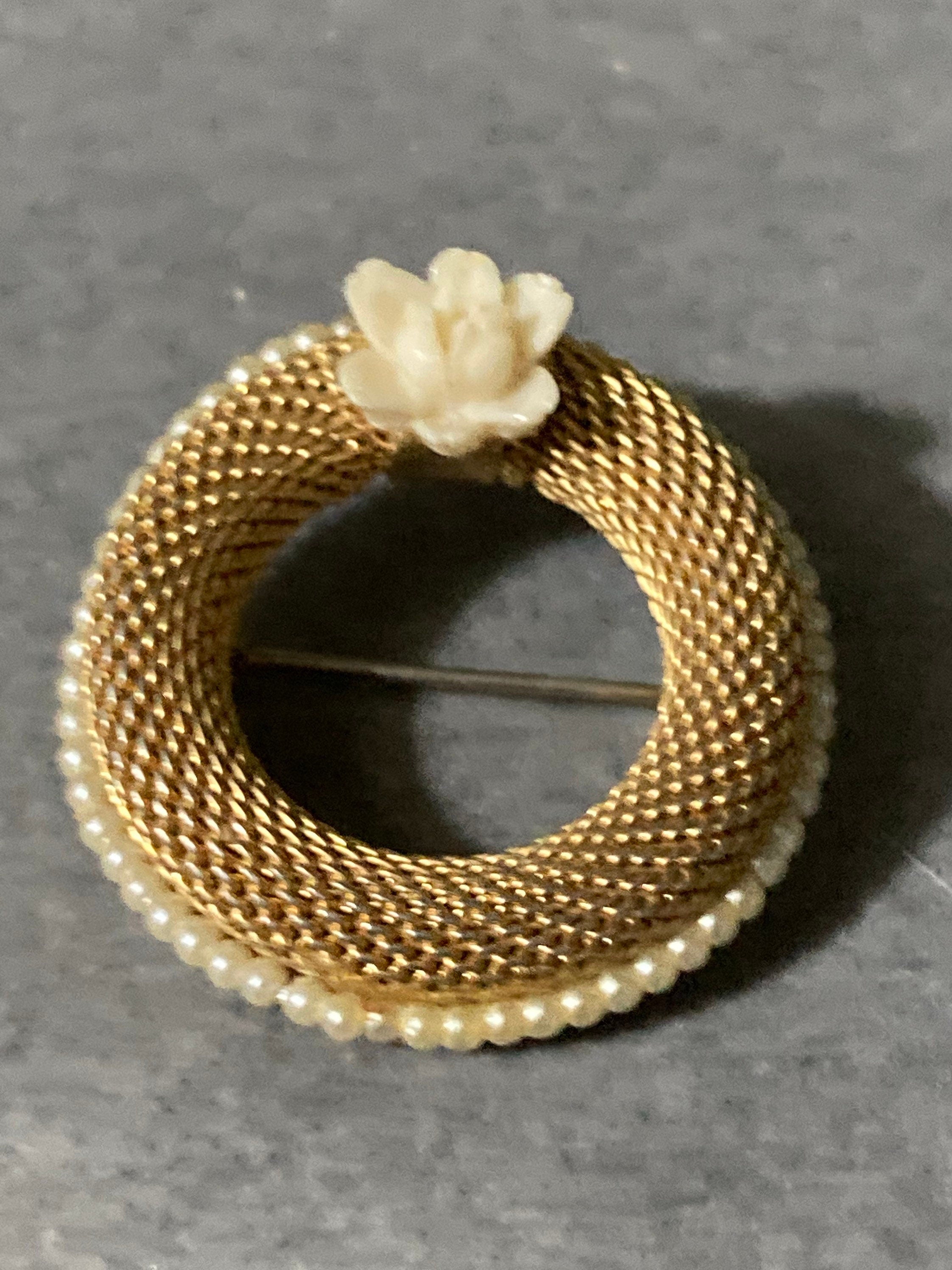 round mesh with white flower brooch 3.5cm 1970s