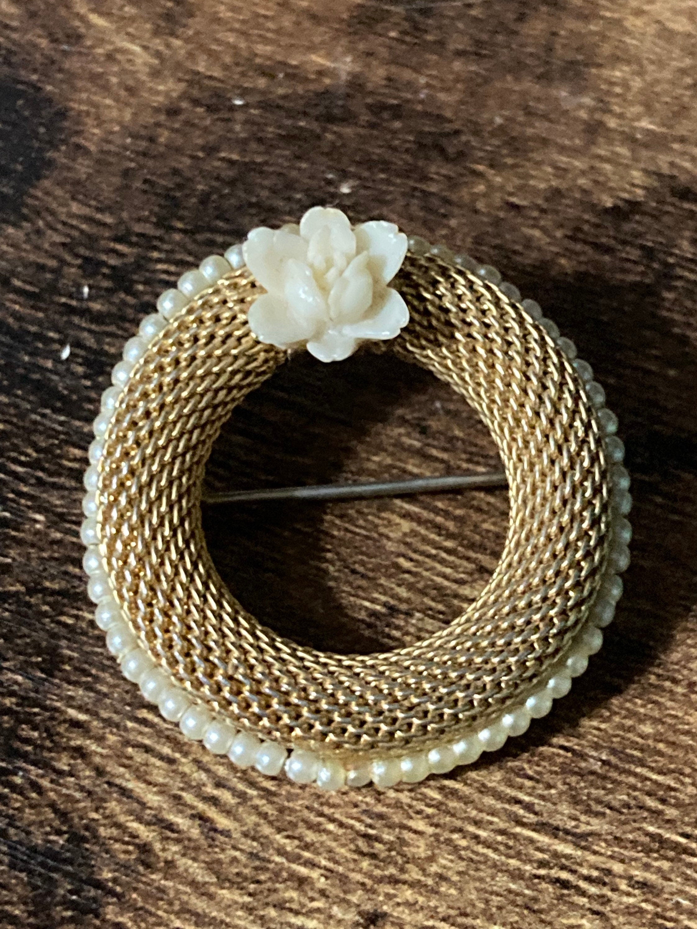 round mesh with white flower brooch 3.5cm 1970s