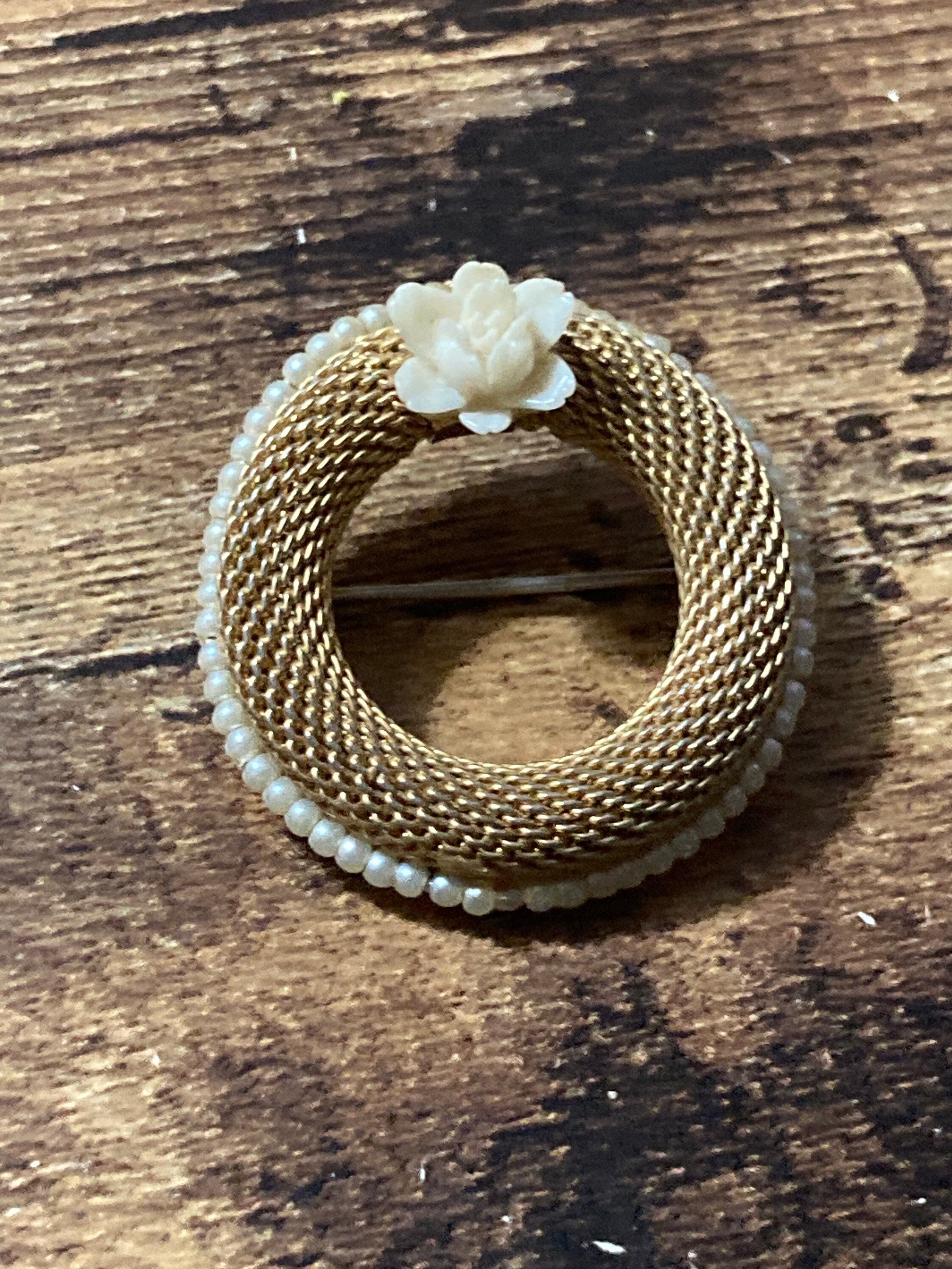 round mesh with white flower brooch 3.5cm 1970s