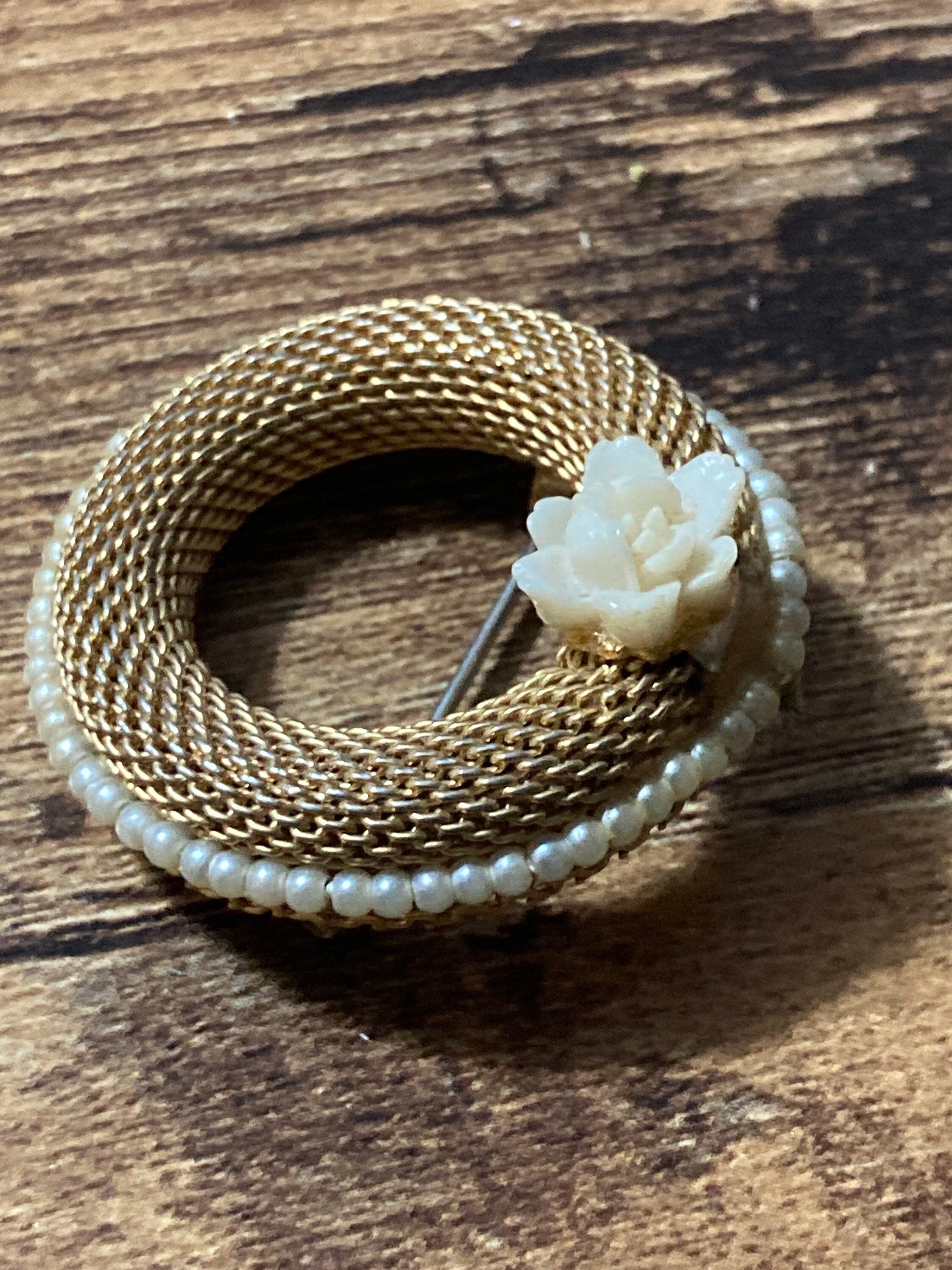 round mesh with white flower brooch 3.5cm 1970s