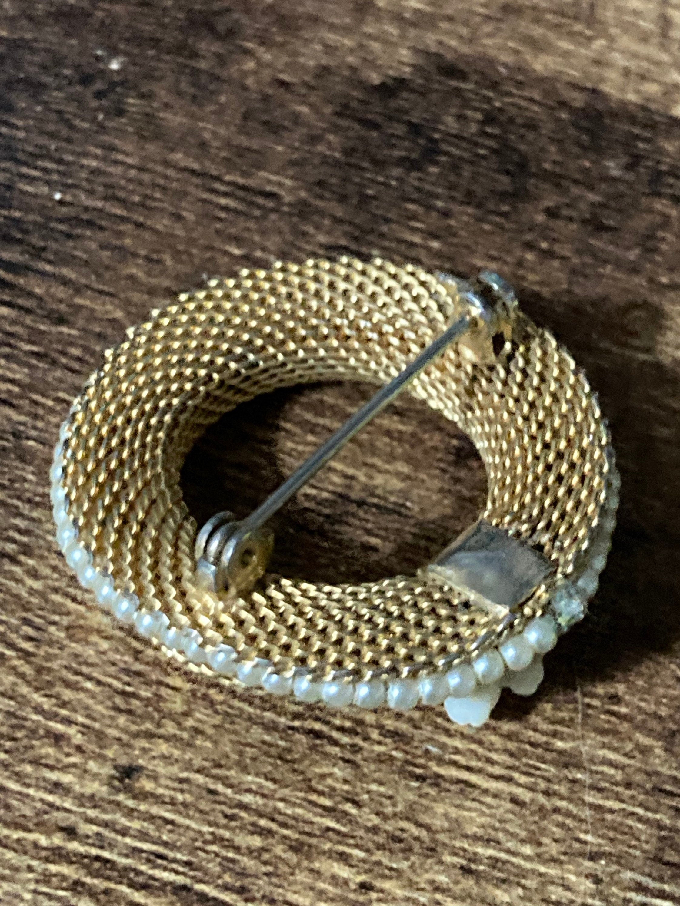 round mesh with white flower brooch 3.5cm 1970s
