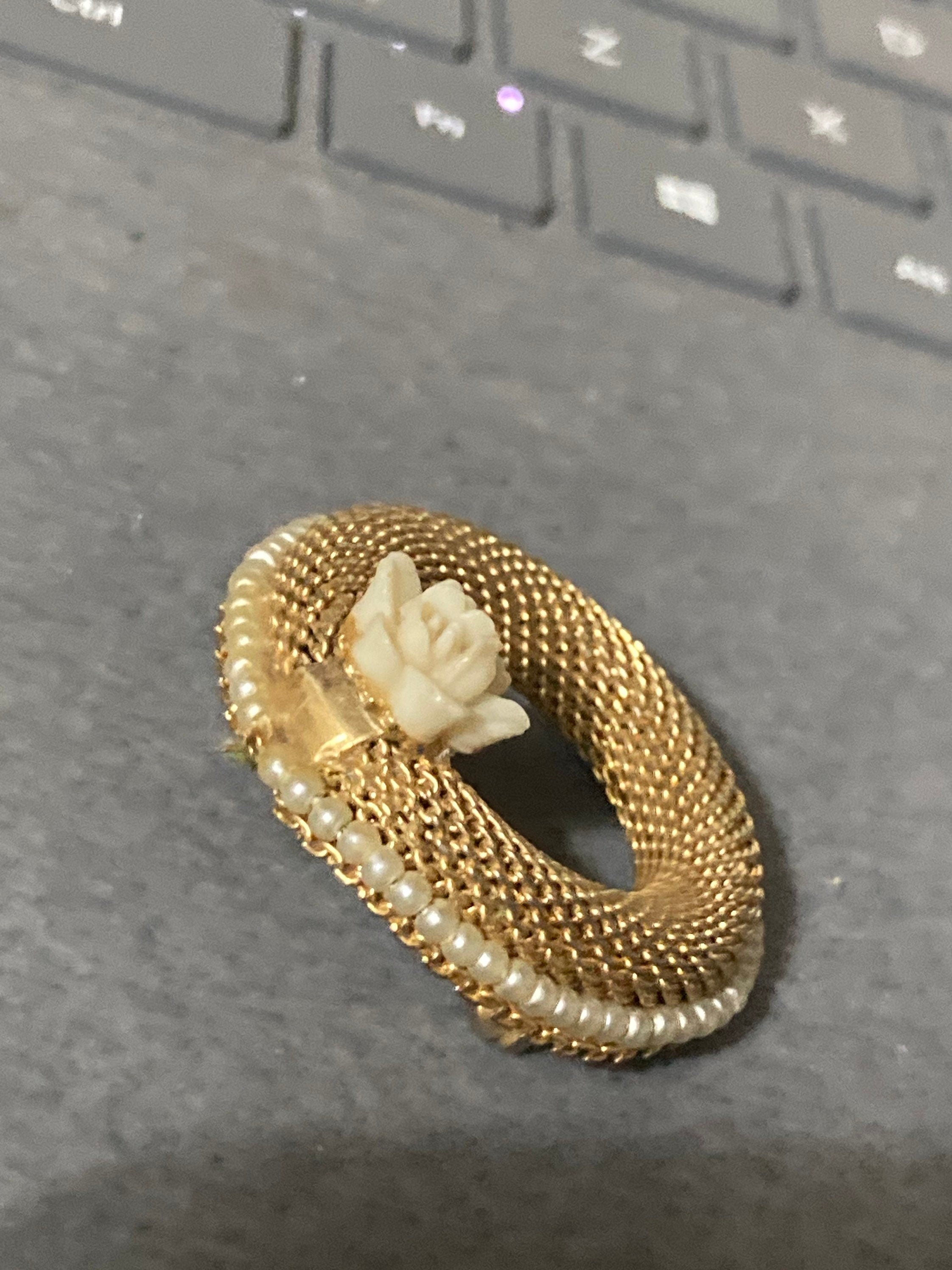 round mesh with white flower brooch 3.5cm 1970s