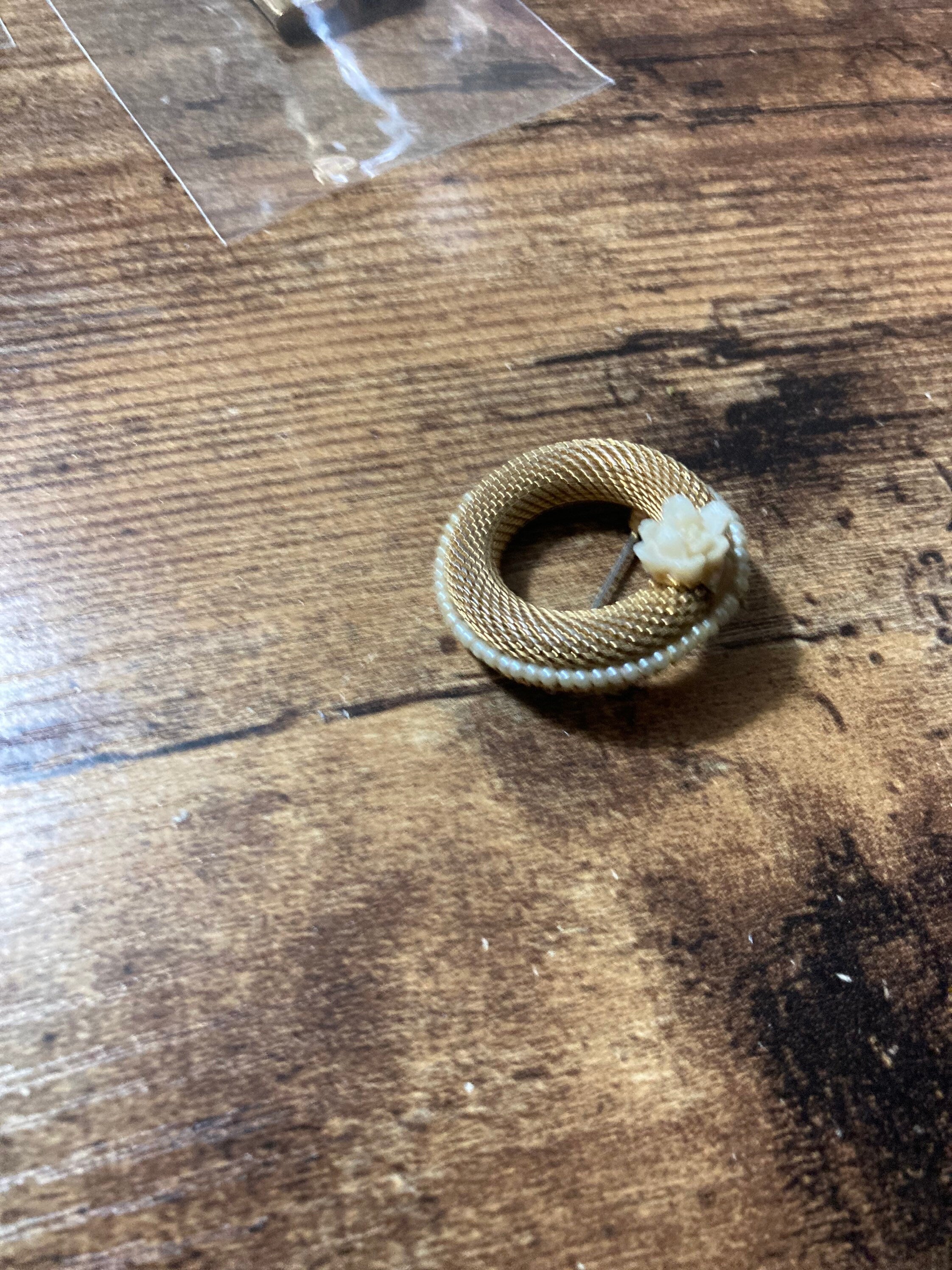 round mesh with white flower brooch 3.5cm 1970s