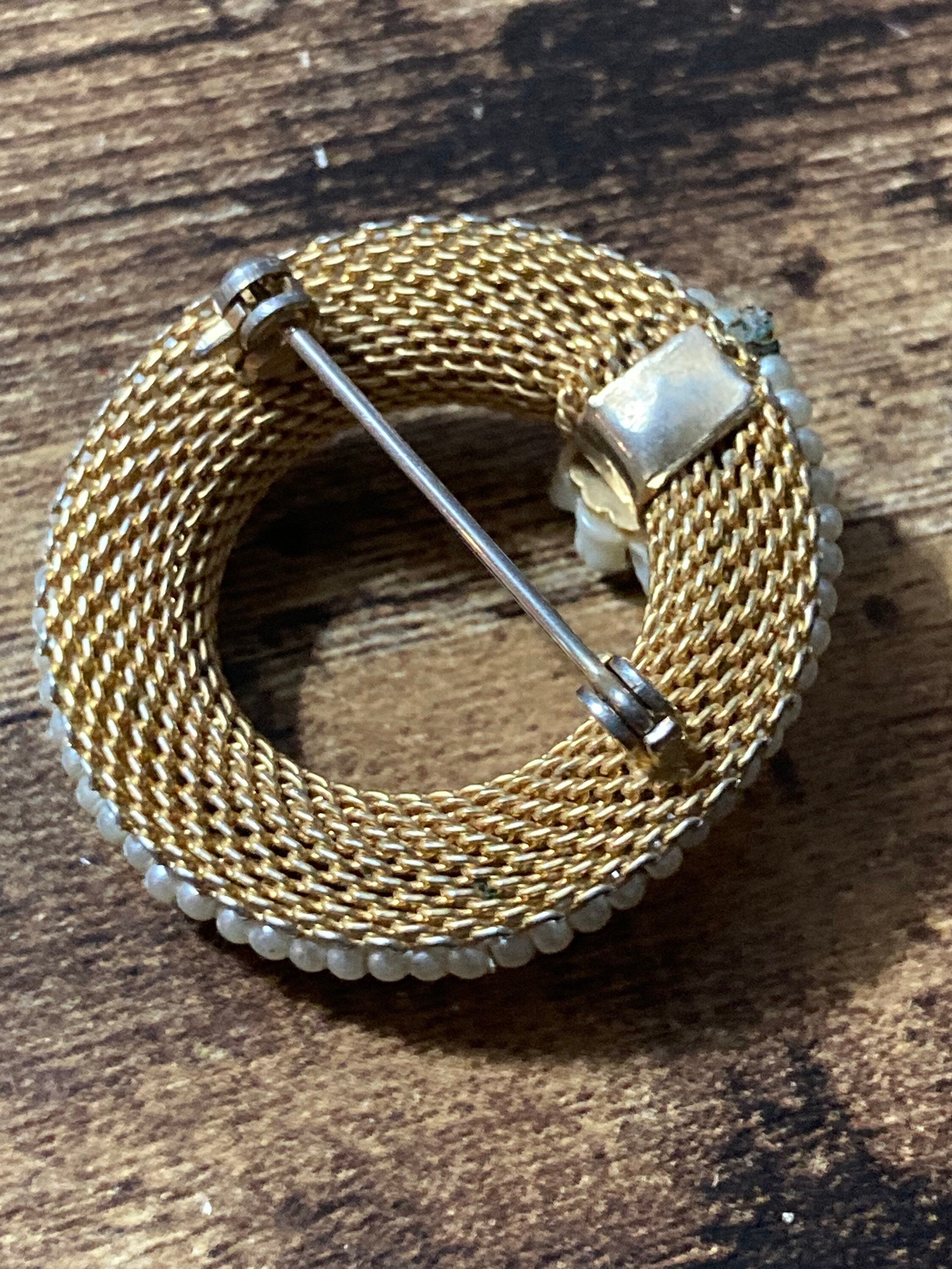 round mesh with white flower brooch 3.5cm 1970s