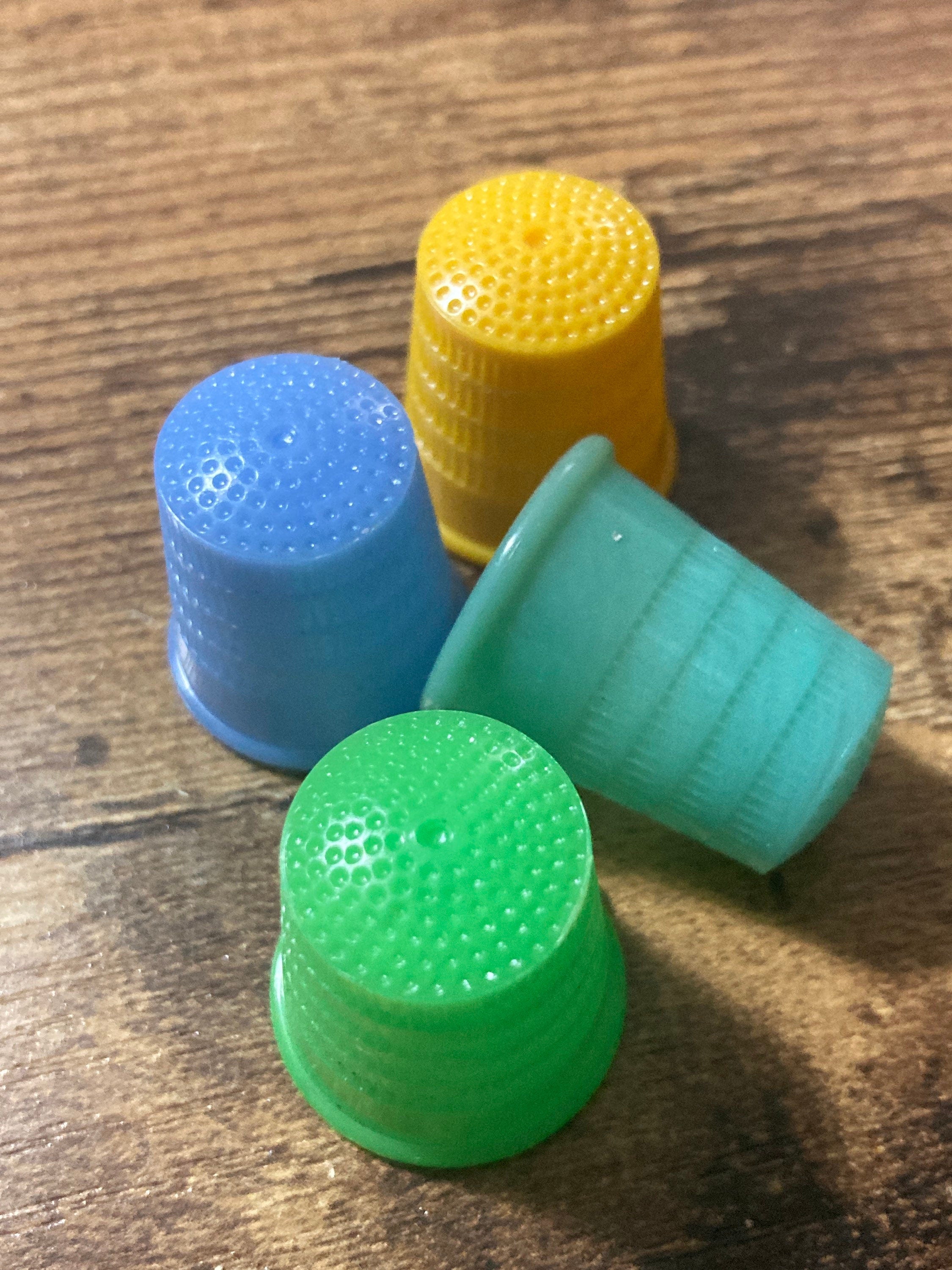set of 4 Art Deco galalith early plastic coloured sewing thimbles Size M Medium