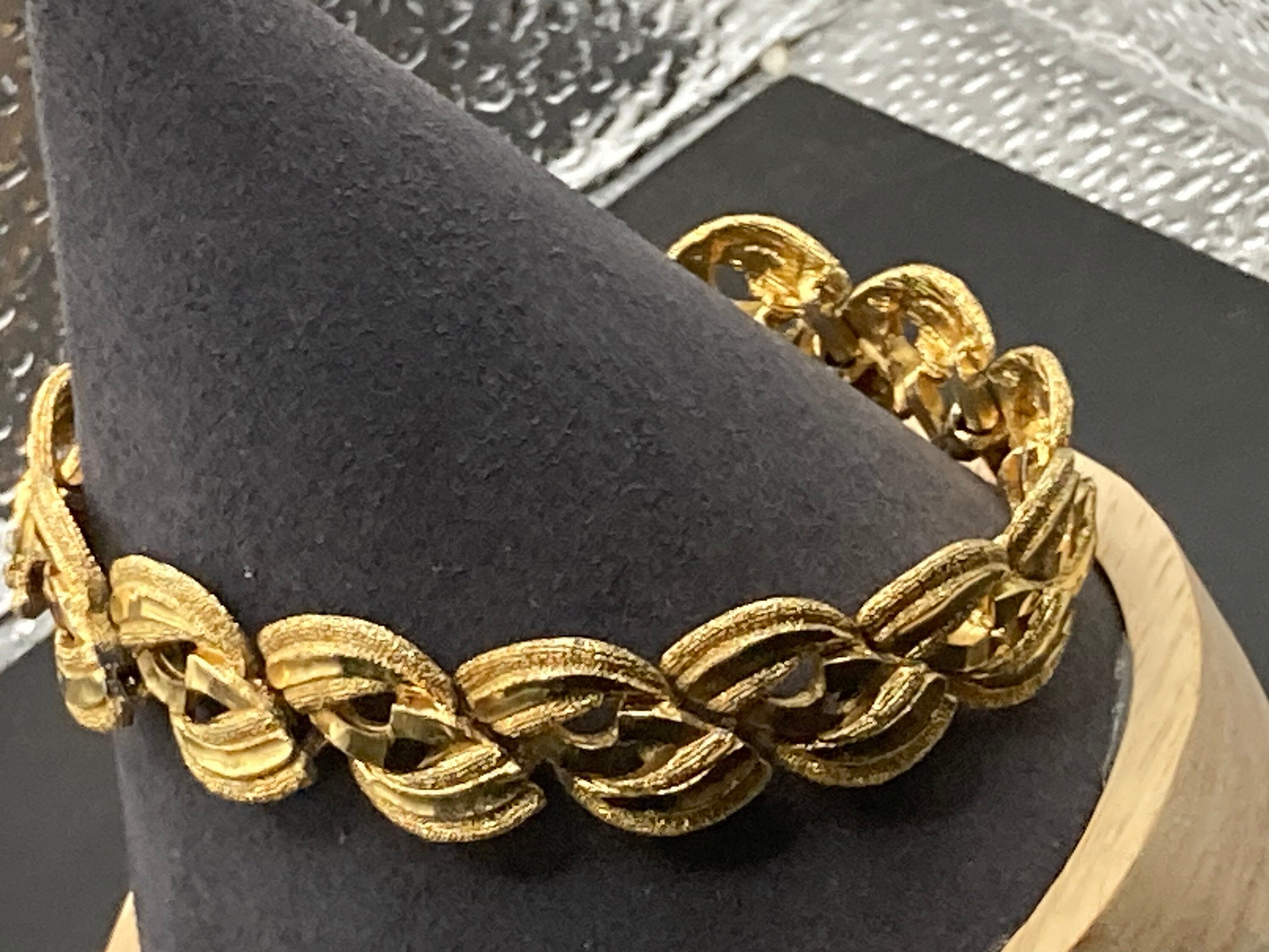 Vintage gold tone mid century metal textured leaf bracelet