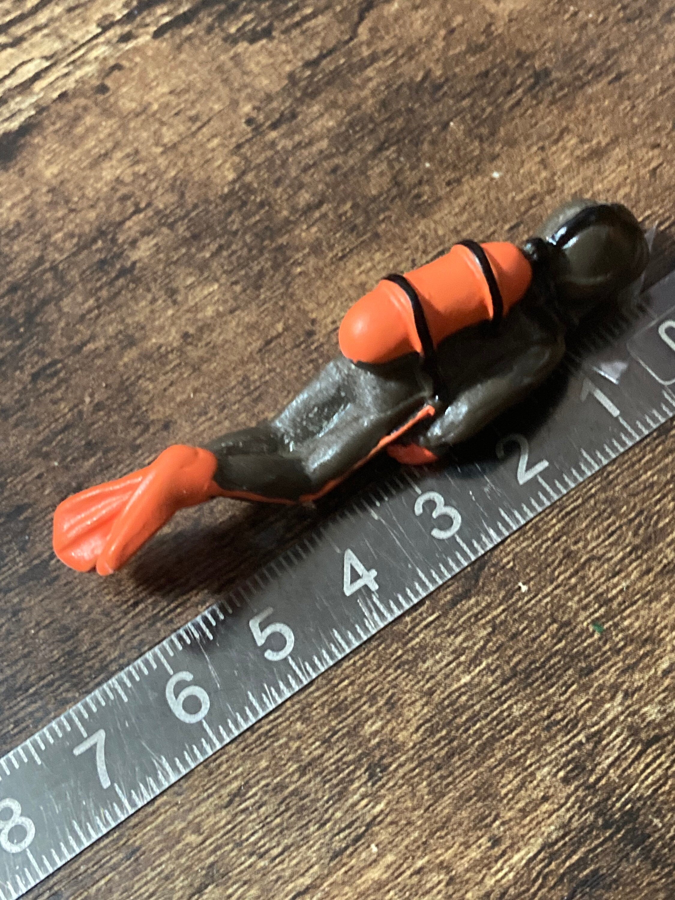 Miniature Deep Sea Diver Cake Topper: Seaside Boat Theme