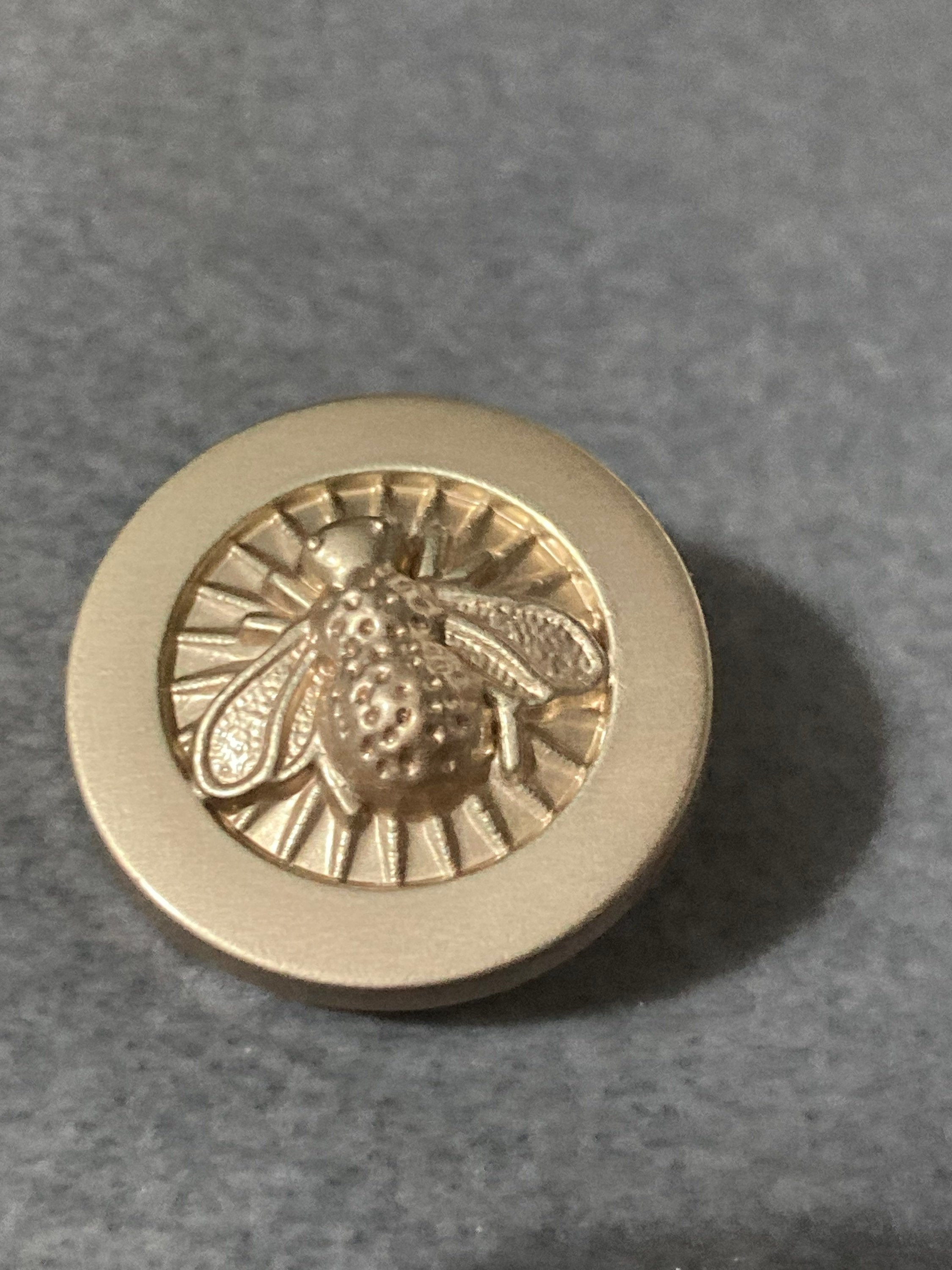 22mm bee buttons, Set of 5, matt gold tone