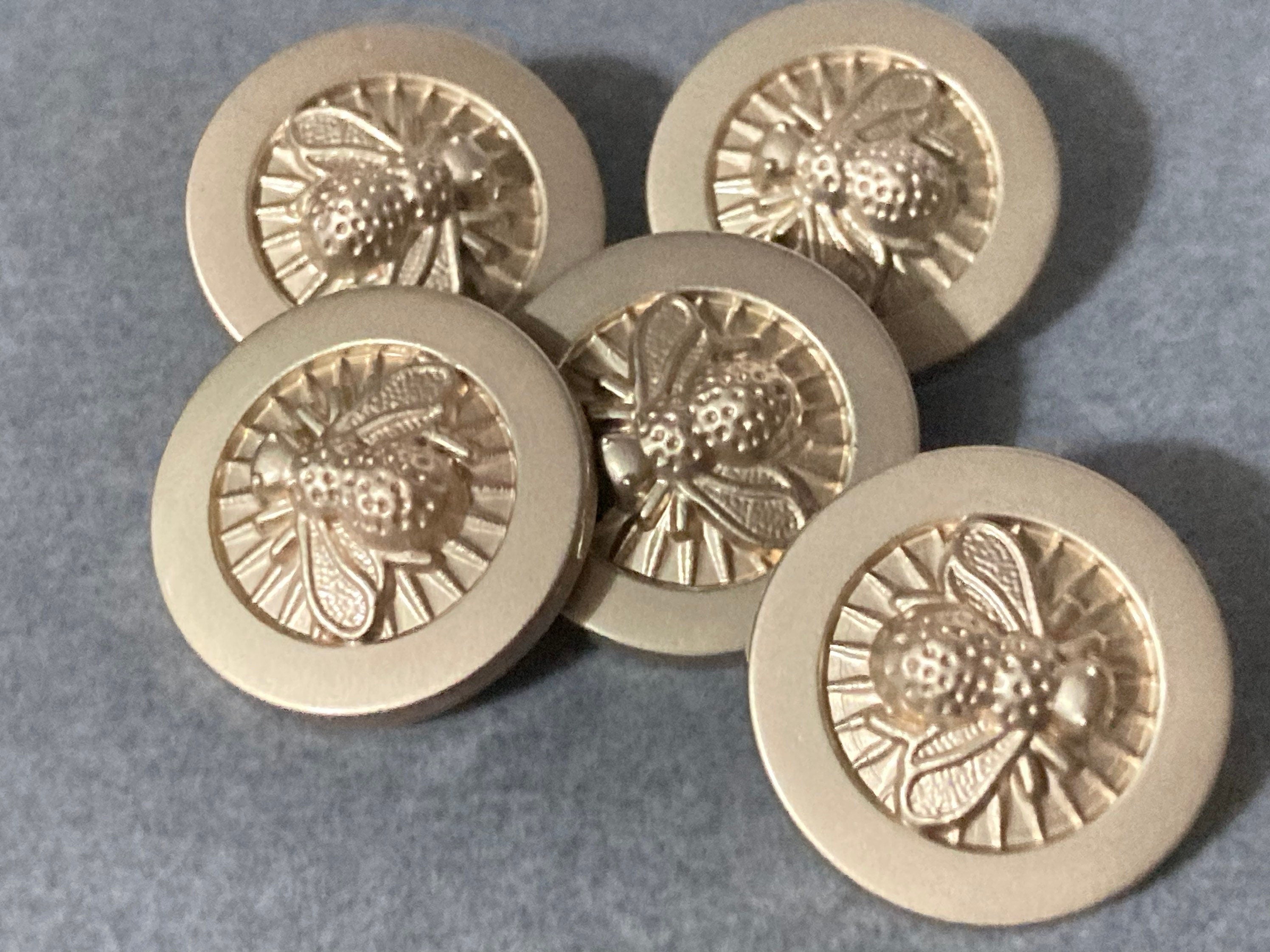 22mm bee buttons, Set of 5, matt gold tone