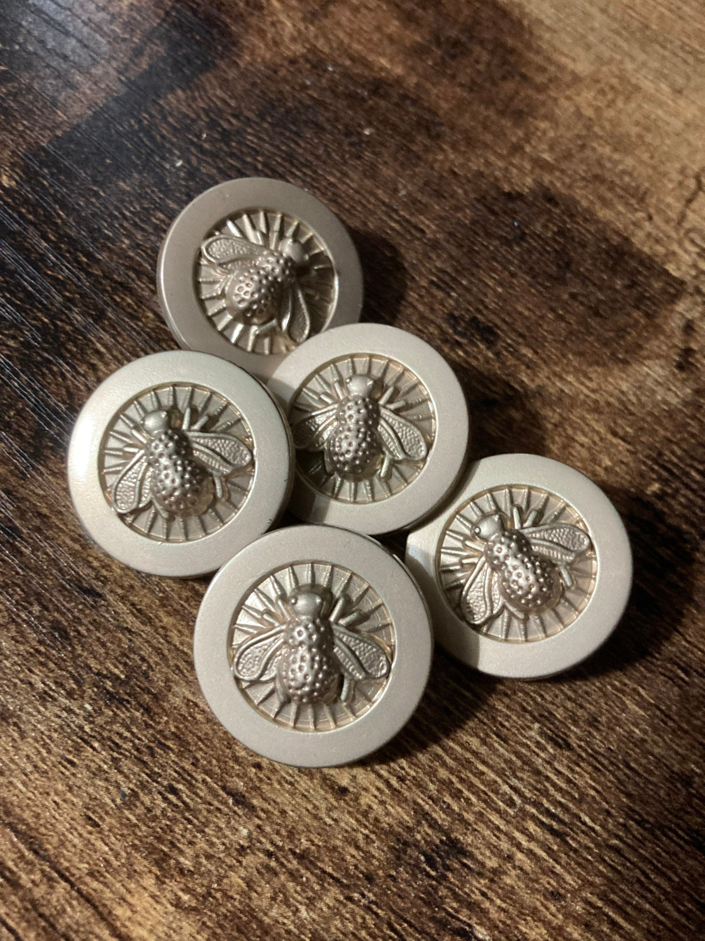 22mm bee buttons, Set of 5, matt gold tone