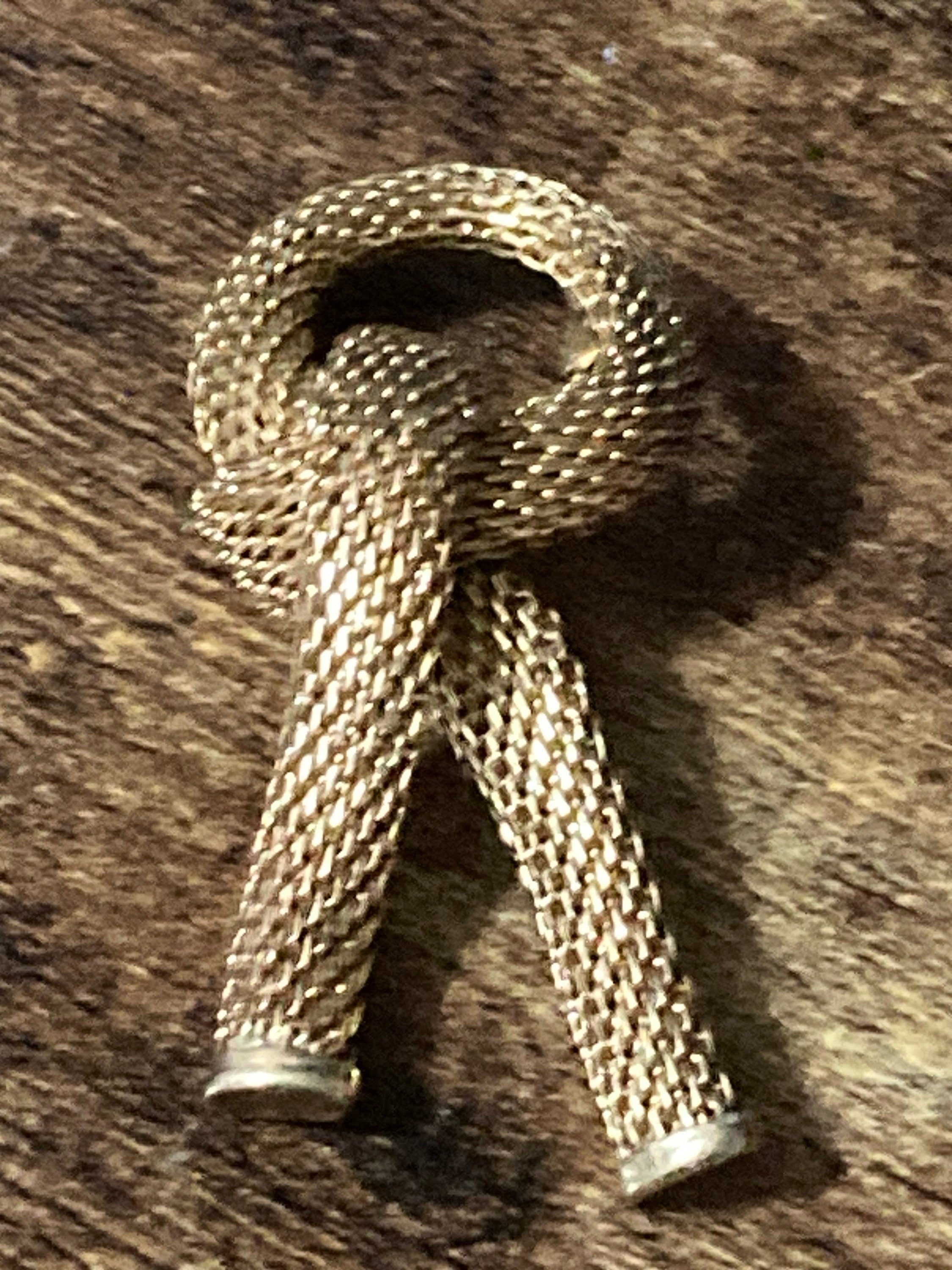 Signed 1960 grosse gold tone mesh knot brooch