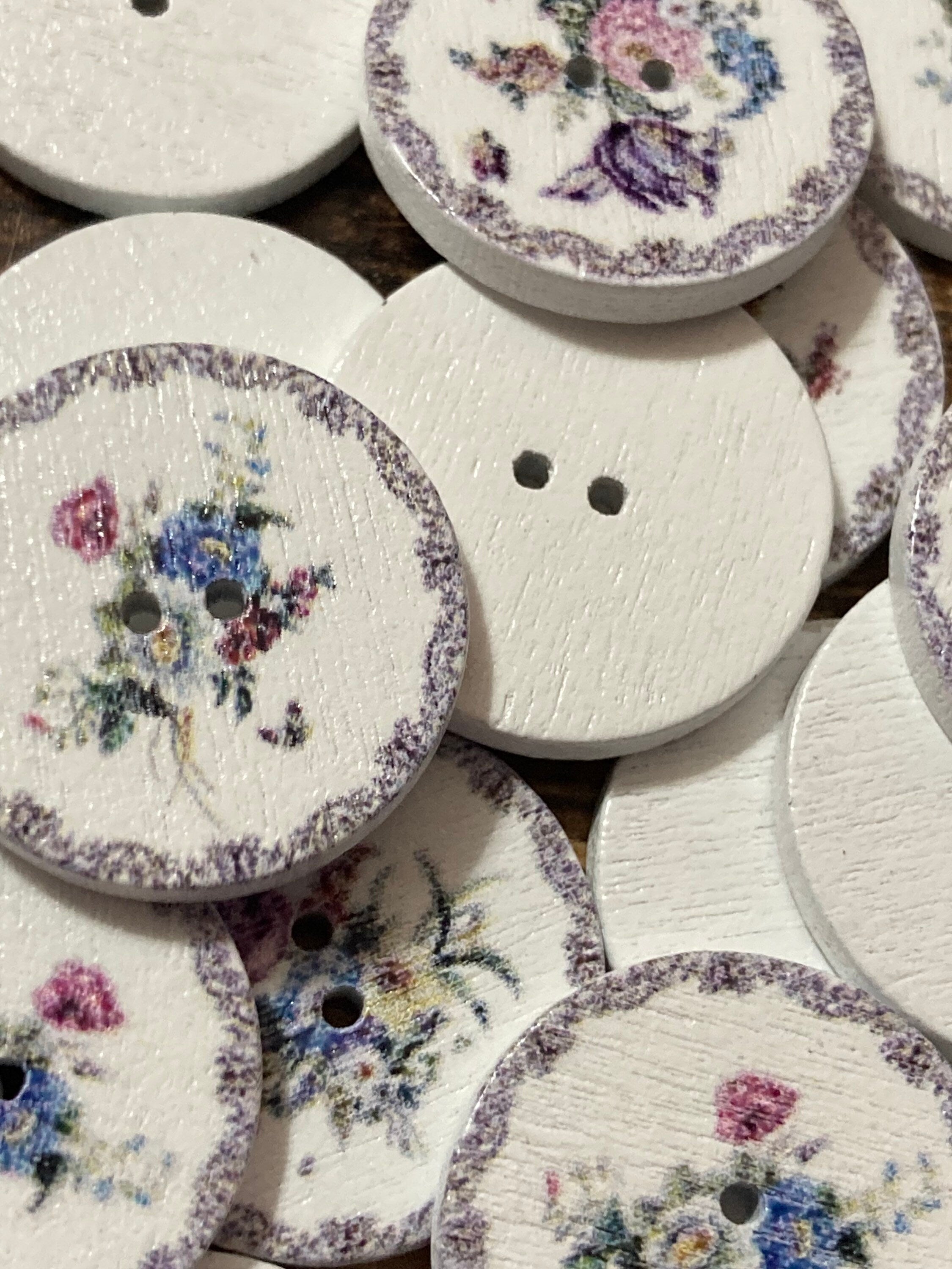 Vintage Floral Wooden Buttons: Beige with Pink Roses (20mm, Set of 50)