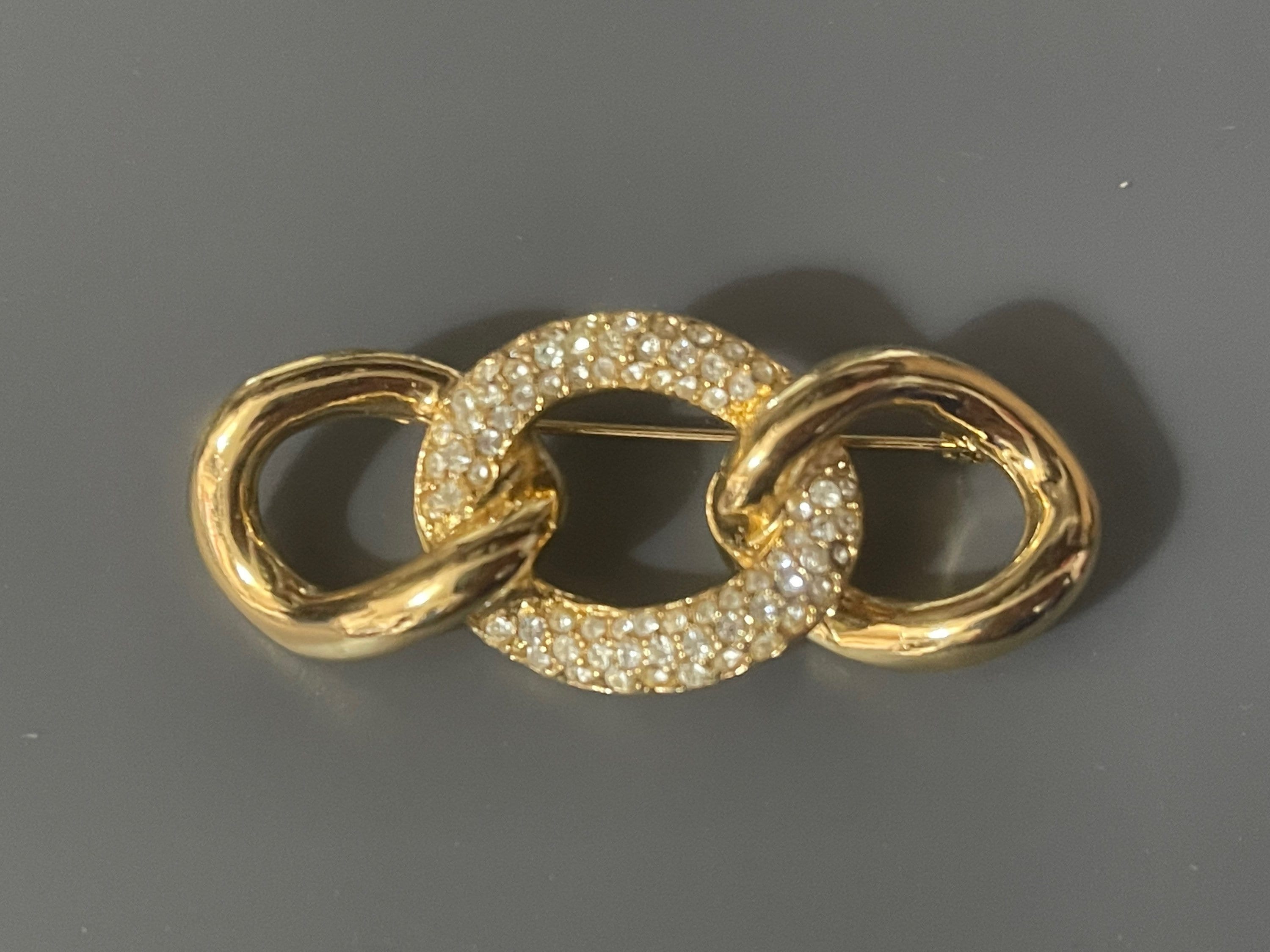 Signed grosse gold chain link and diamanté brooch designer