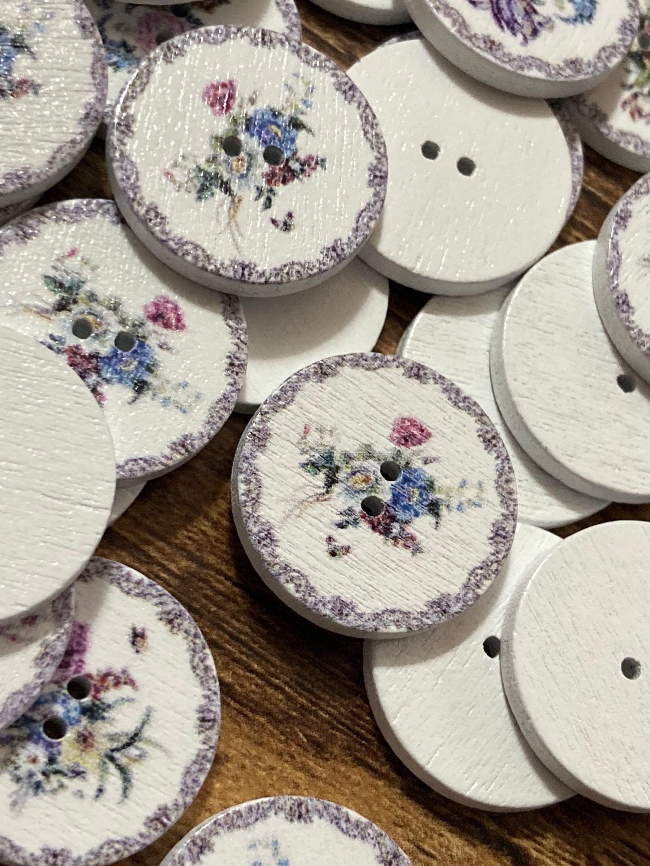 Vintage Floral Wooden Buttons: Beige with Pink Roses (20mm, Set of 50)