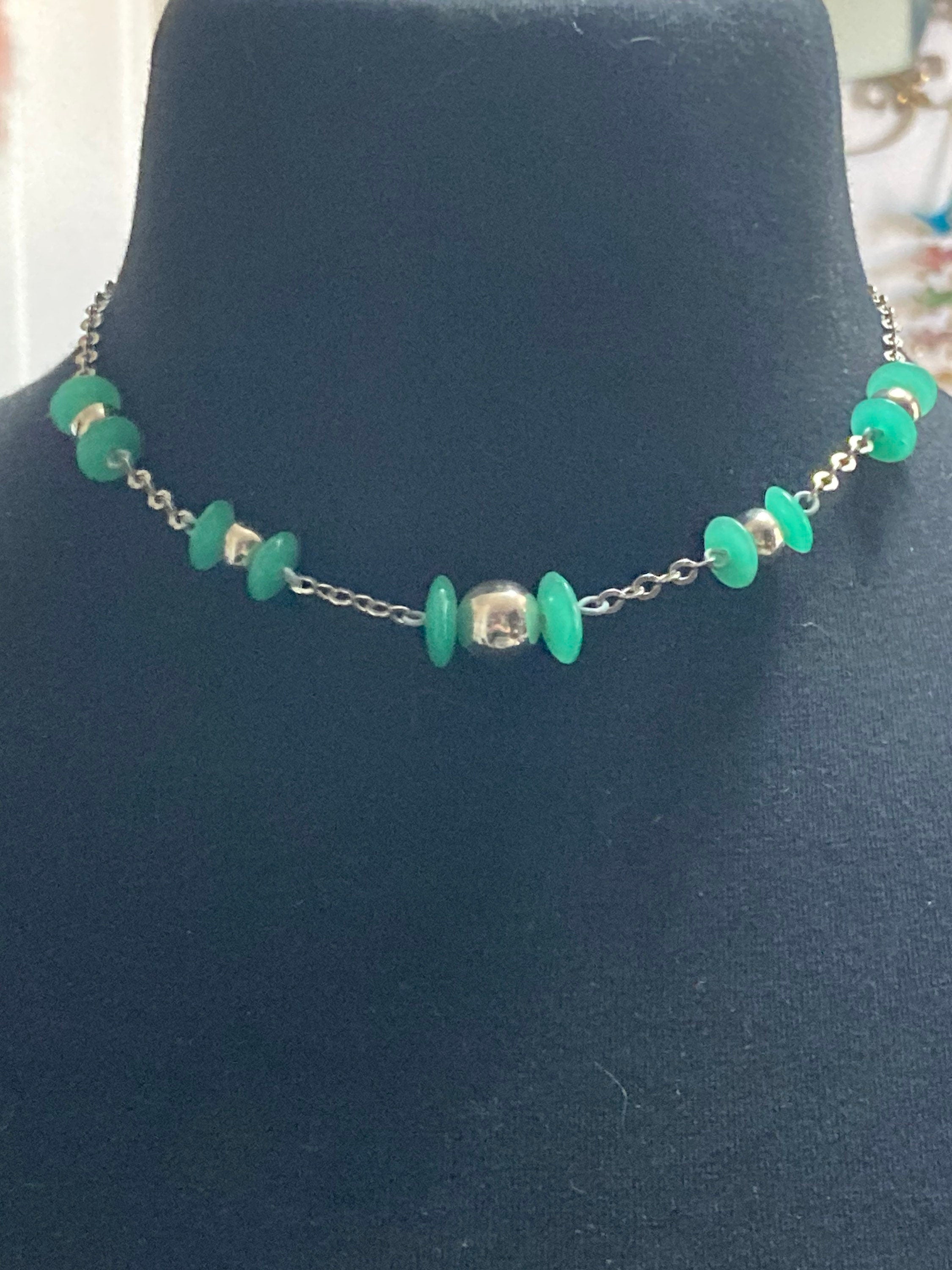 True vintage Art deco Czech green chrysoprase Uranium UV glass beaded necklace 43cm genuine old shop stock