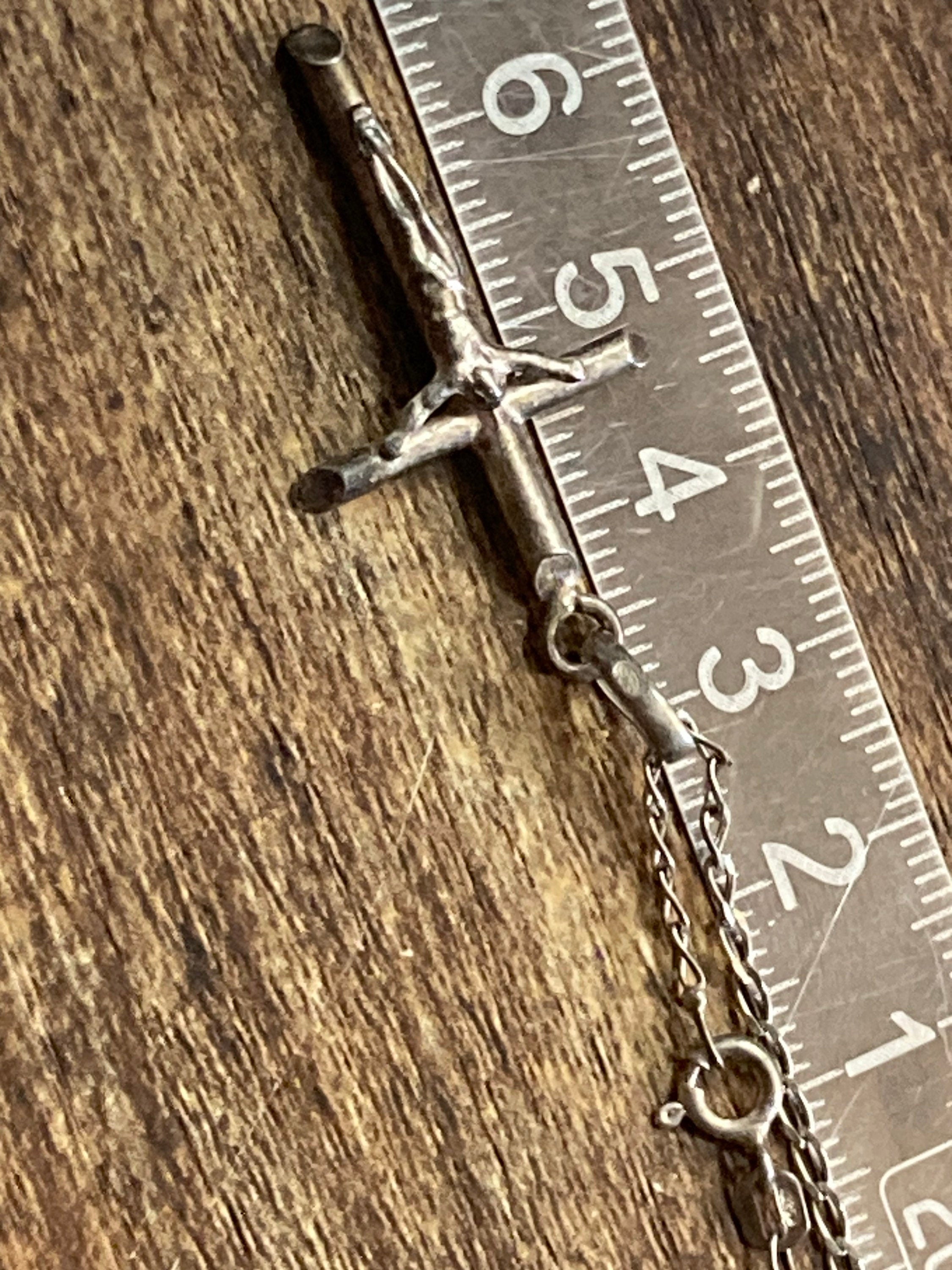 925 Sterling silver religious crucifix cross pendant necklace on a 46 cm chain